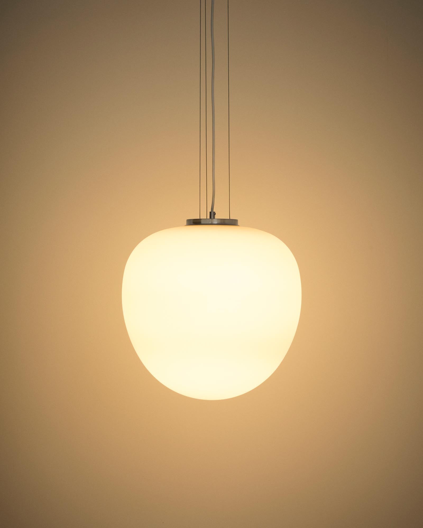 Moderne Deckenleuchte Ardali in Rauchglas und gebürstetem Stahl, Ø 25 cm, perfektes Lichtobjekt für zeitgemäße Inneneinrichtungen.