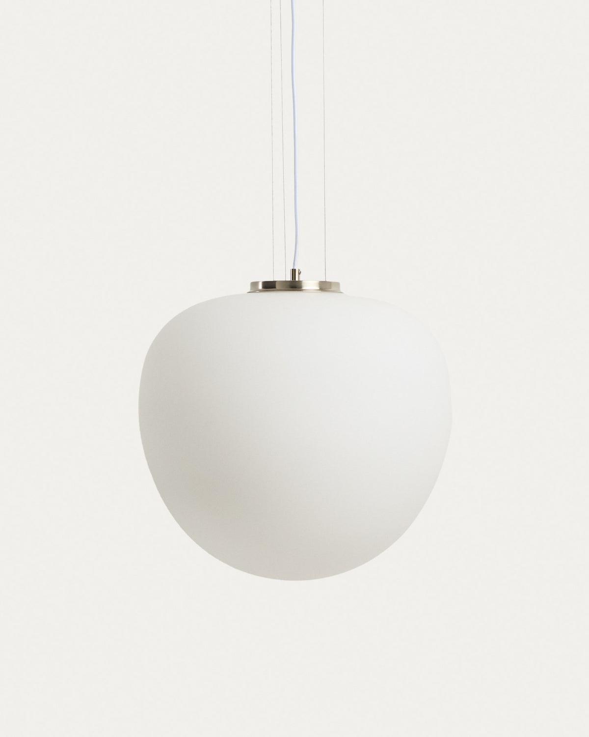 Deckenleuchte Ardali aus Rauchglas und Stahl mit gebürstetem Finish Ø 40 cm in Weiss präsentiert im Onlineshop von KAQTU Design AG. Deckenleuchte ist von Kave Home