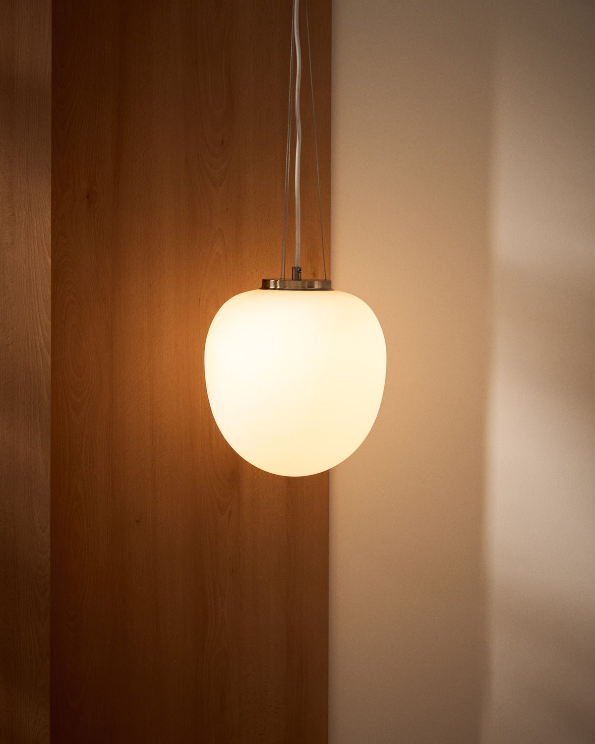 Deckenleuchte Ardali aus Rauchglas und Stahl mit gebürstetem Finish Ø 40 cm in Weiss präsentiert im Onlineshop von KAQTU Design AG. Deckenleuchte ist von Kave Home