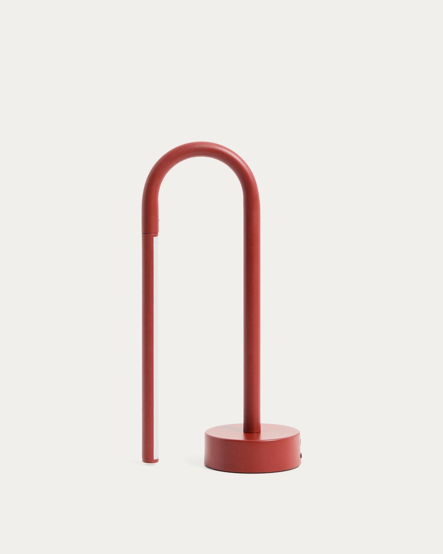 Tragbare Tischlampe Bow aus rotem Aluminium in Rot präsentiert im Onlineshop von KAQTU Design AG. Tischleuchte ist von Kave Home