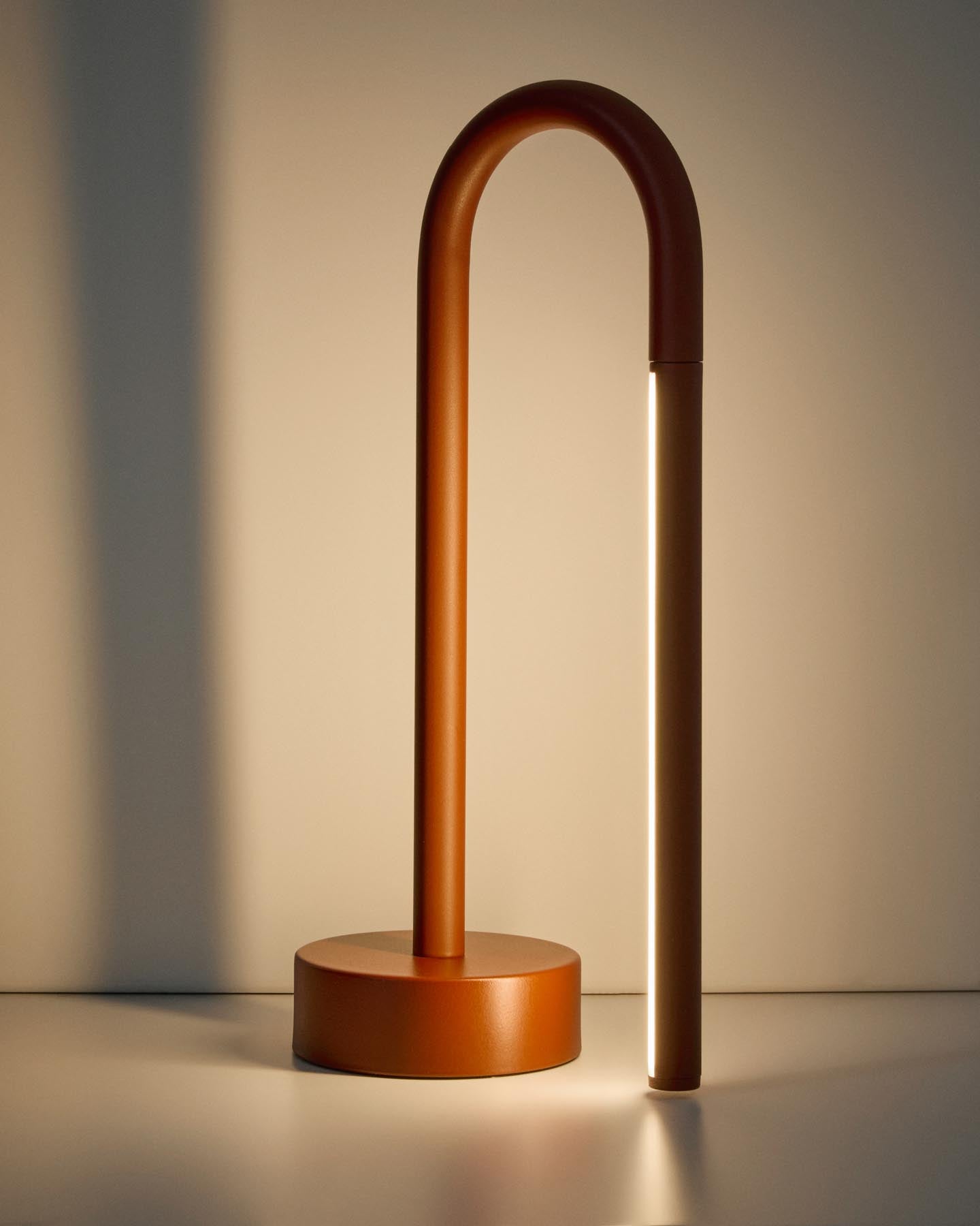 Tragbare Tischlampe Bow aus rotem Aluminium in Rot präsentiert im Onlineshop von KAQTU Design AG. Tischleuchte ist von Kave Home