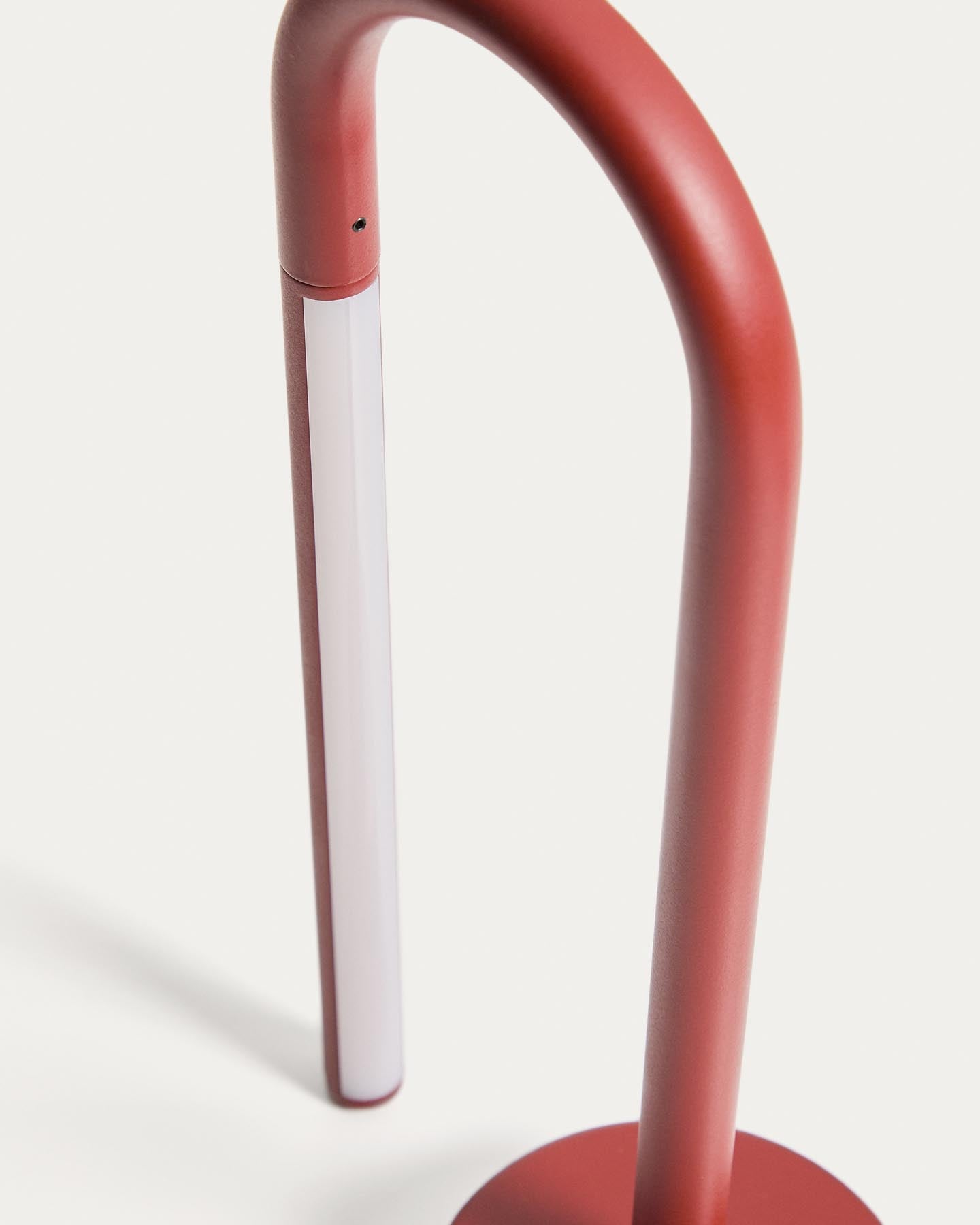Tragbare Tischlampe Bow aus rotem Aluminium in Rot präsentiert im Onlineshop von KAQTU Design AG. Tischleuchte ist von Kave Home