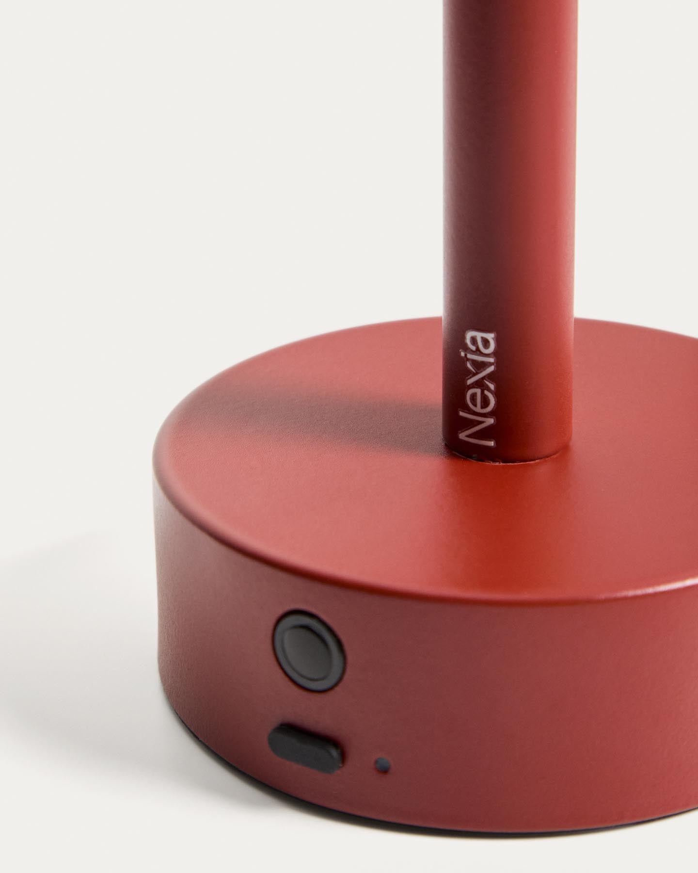 Tragbare Tischlampe Bow aus rotem Aluminium in Rot präsentiert im Onlineshop von KAQTU Design AG. Tischleuchte ist von Kave Home