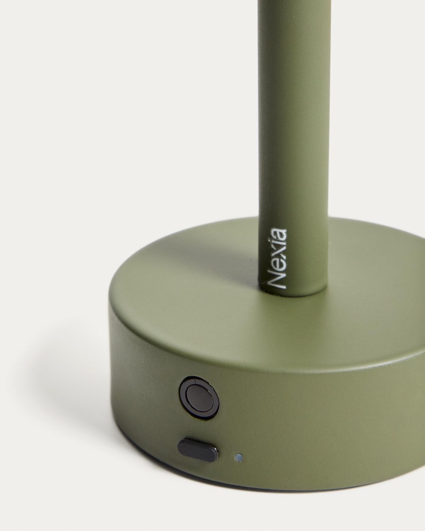 Tragbare Tischlampe Bow aus grünem Aluminium in Grün präsentiert im Onlineshop von KAQTU Design AG. Tischleuchte ist von Kave Home