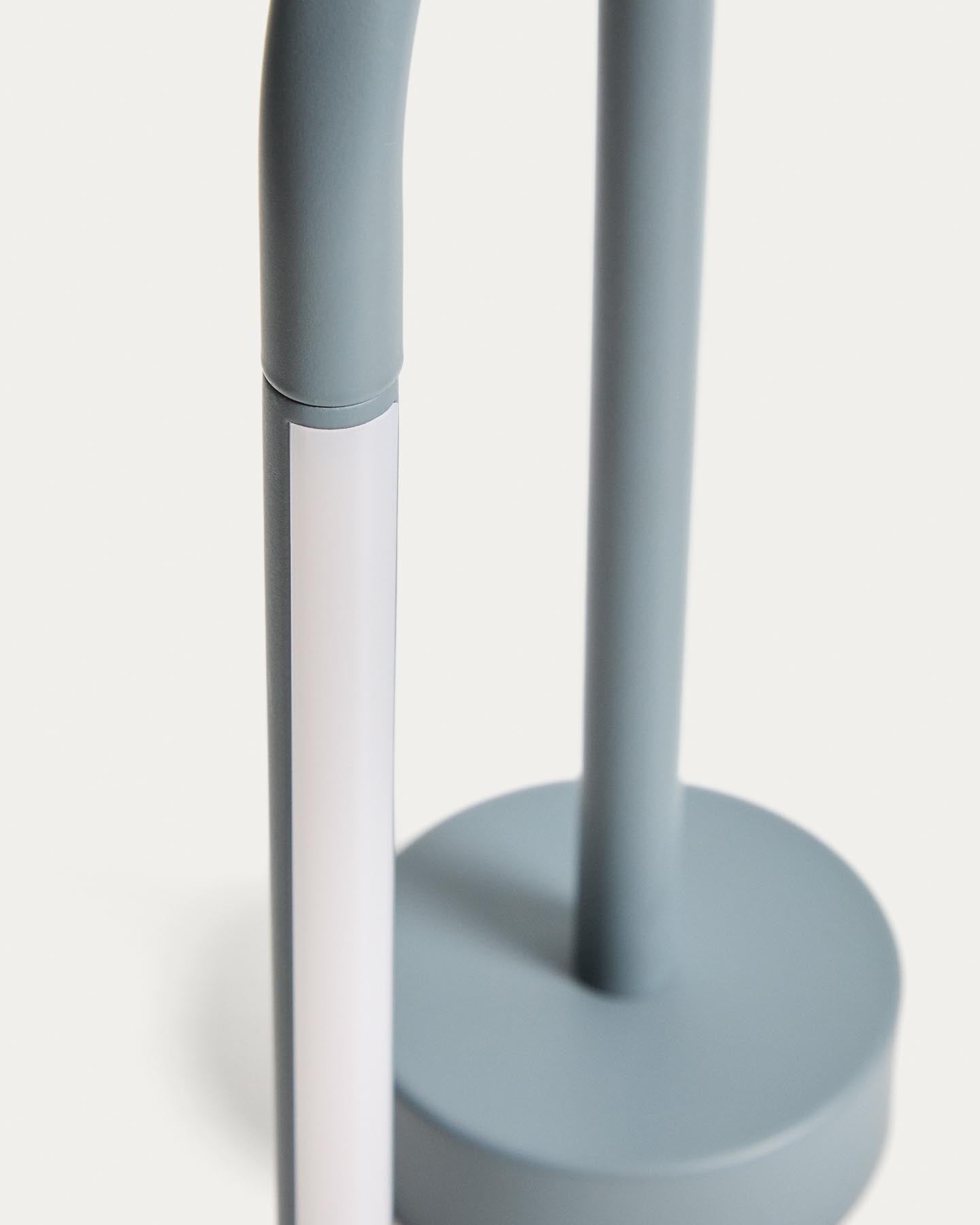 Tragbare Tischlampe Bow aus blauem Aluminium in Blau präsentiert im Onlineshop von KAQTU Design AG. Tischleuchte ist von Kave Home