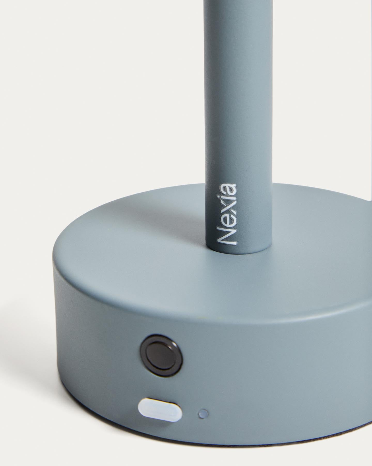 Tragbare Tischlampe Bow aus blauem Aluminium in Blau präsentiert im Onlineshop von KAQTU Design AG. Tischleuchte ist von Kave Home