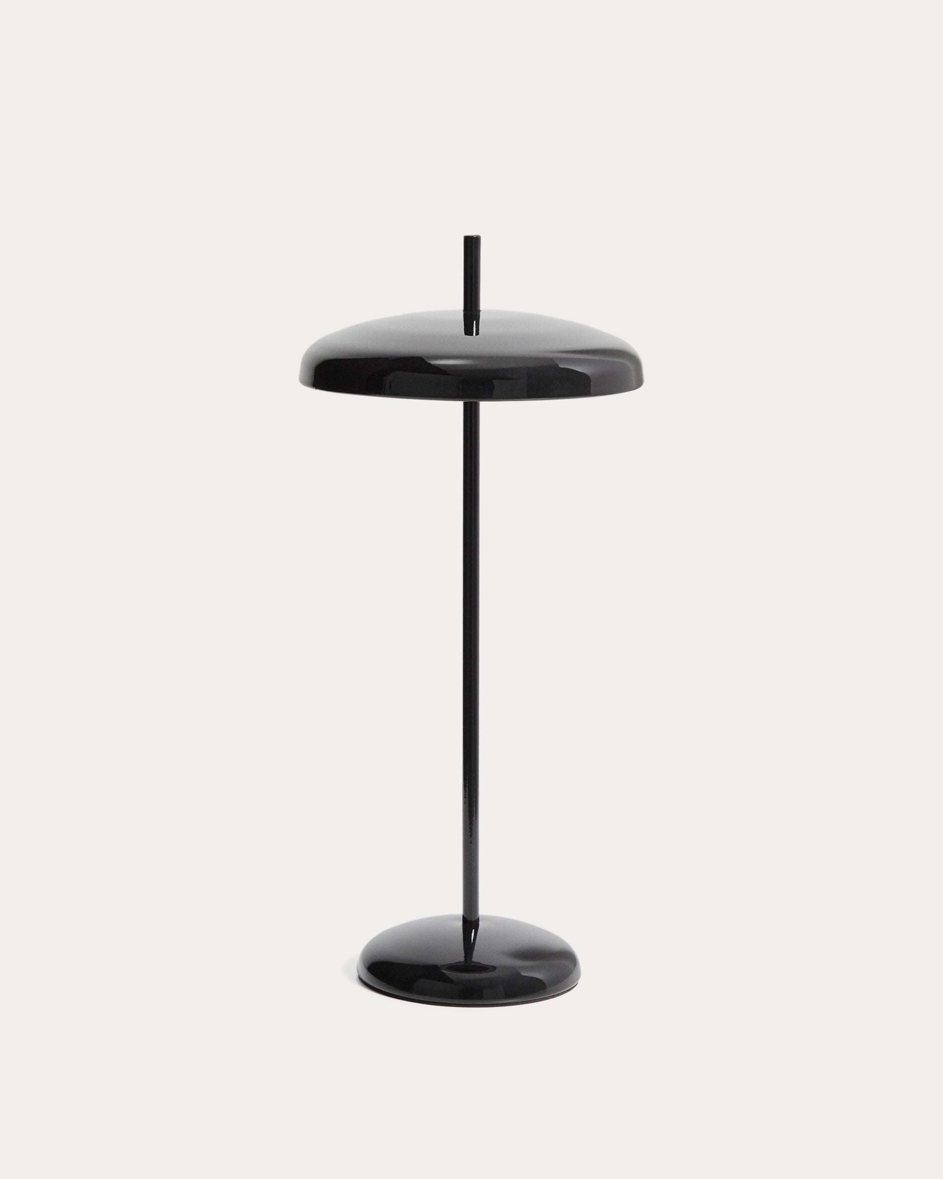 Tragbare Tischlampe Porte aus schwarzem Aluminium in Schwarz präsentiert im Onlineshop von KAQTU Design AG. Tischleuchte ist von Kave Home