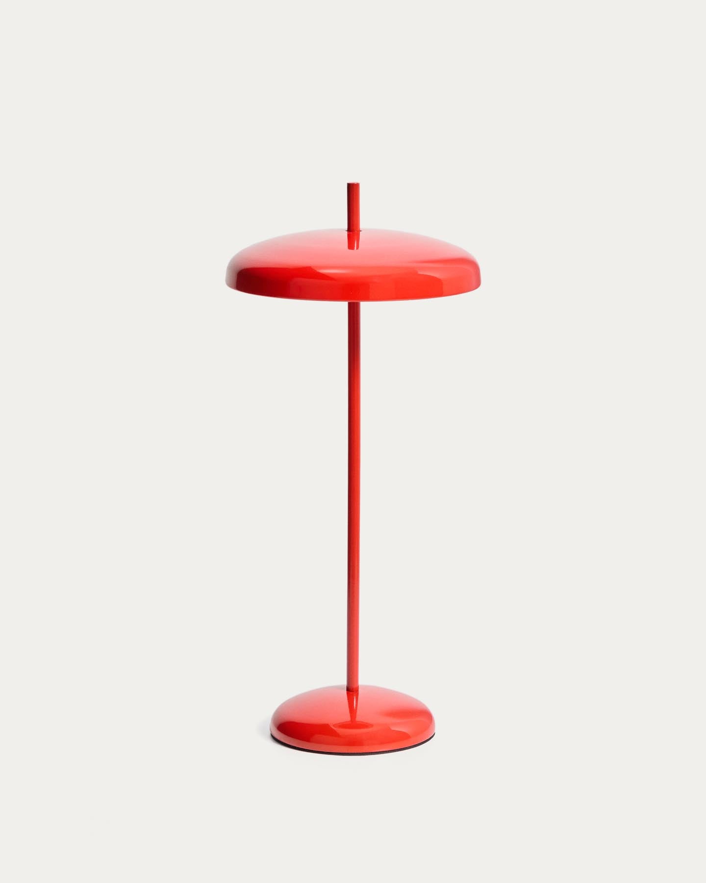 Tragbare Tischlampe Porte aus rotem Aluminium in Rot präsentiert im Onlineshop von KAQTU Design AG. Tischleuchte ist von Kave Home