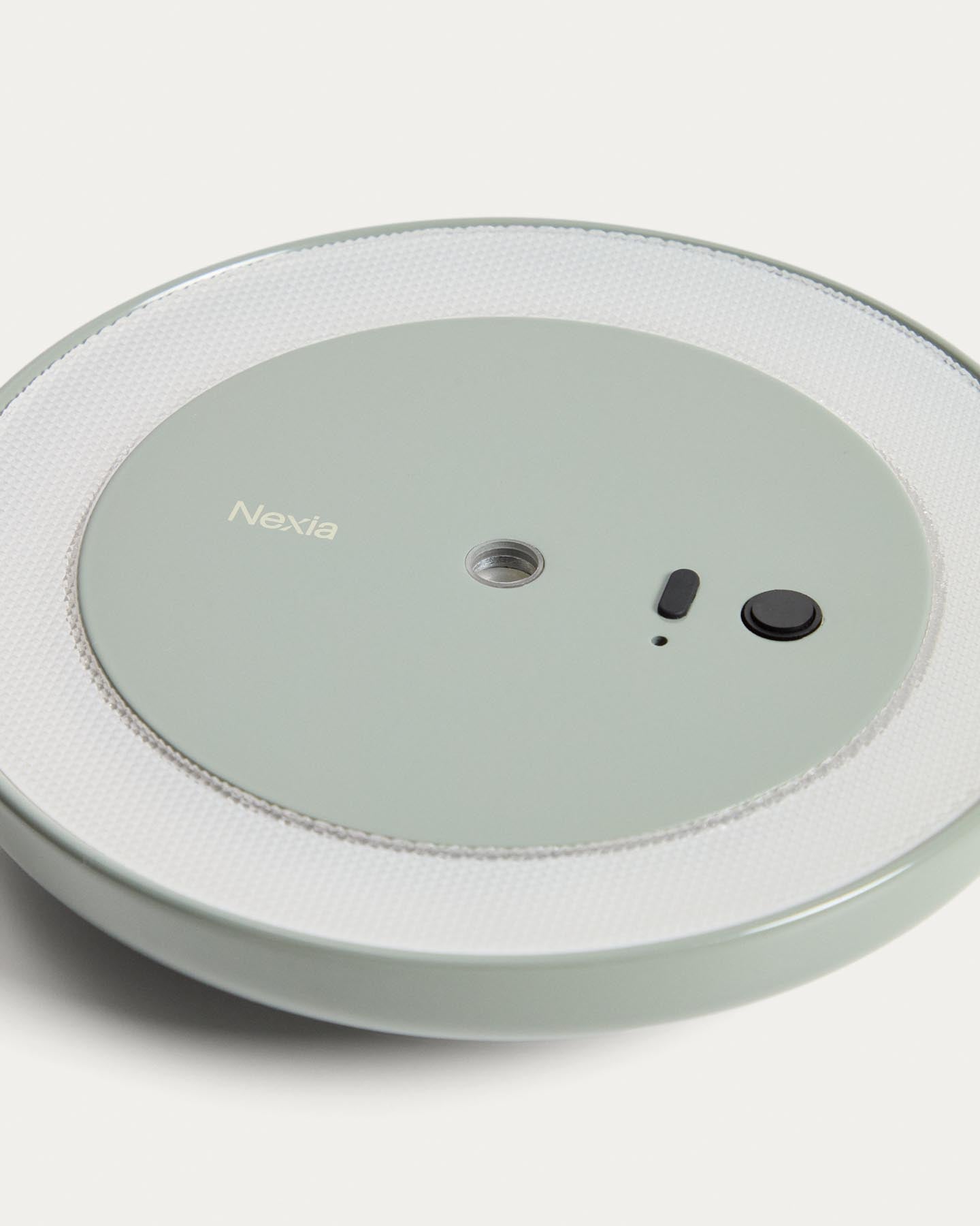 Tragbare Tischlampe Porte aus hellgrünem Metall in Hellgrün präsentiert im Onlineshop von KAQTU Design AG. Tischleuchte ist von Kave Home