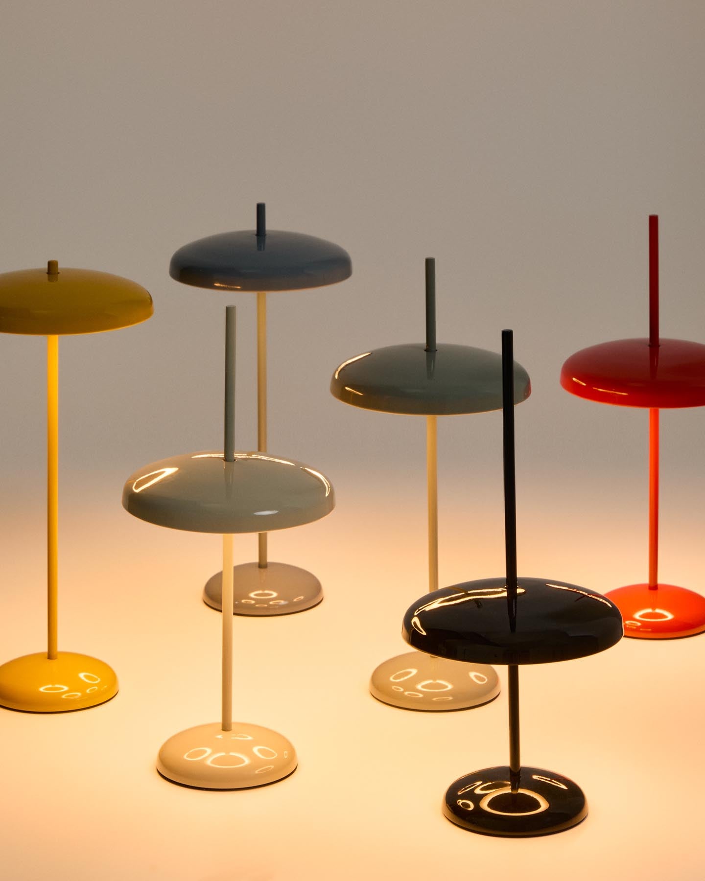 Tragbare Tischlampe Porte aus hellgrünem Metall in Hellgrün präsentiert im Onlineshop von KAQTU Design AG. Tischleuchte ist von Kave Home