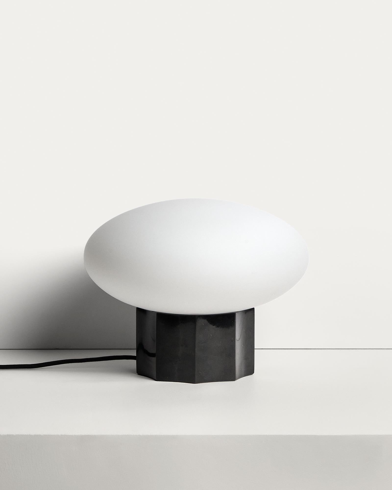 Tischlampe Idela aus Rauchglas und schwarzem Marmor Ø 26 cm in Schwarz präsentiert im Onlineshop von KAQTU Design AG. Tischleuchte ist von Kave Home
