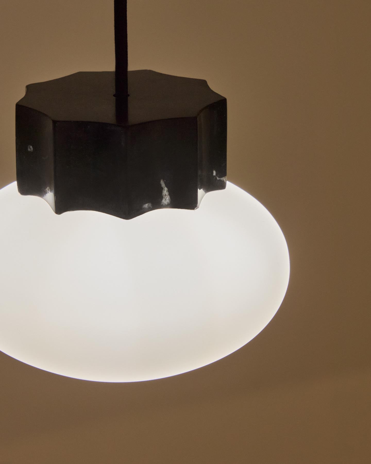 Deckenleuchte Idela aus Rauchglas und schwarzem Marmor, Ø 15 cm in Schwarz präsentiert im Onlineshop von KAQTU Design AG. Deckenleuchte ist von Kave Home