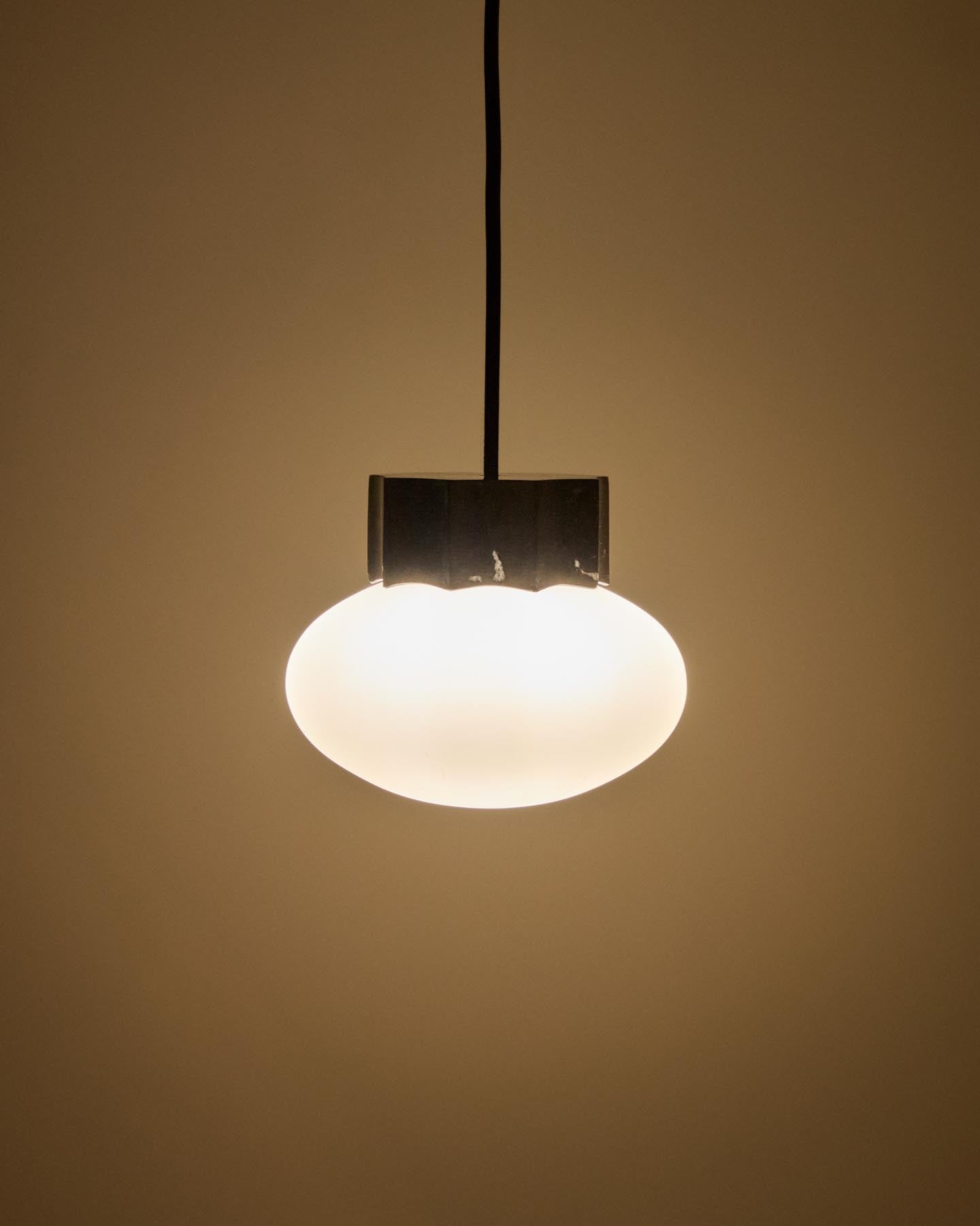 Deckenleuchte Idela aus Rauchglas und schwarzem Marmor, Ø 15 cm in Schwarz präsentiert im Onlineshop von KAQTU Design AG. Deckenleuchte ist von Kave Home