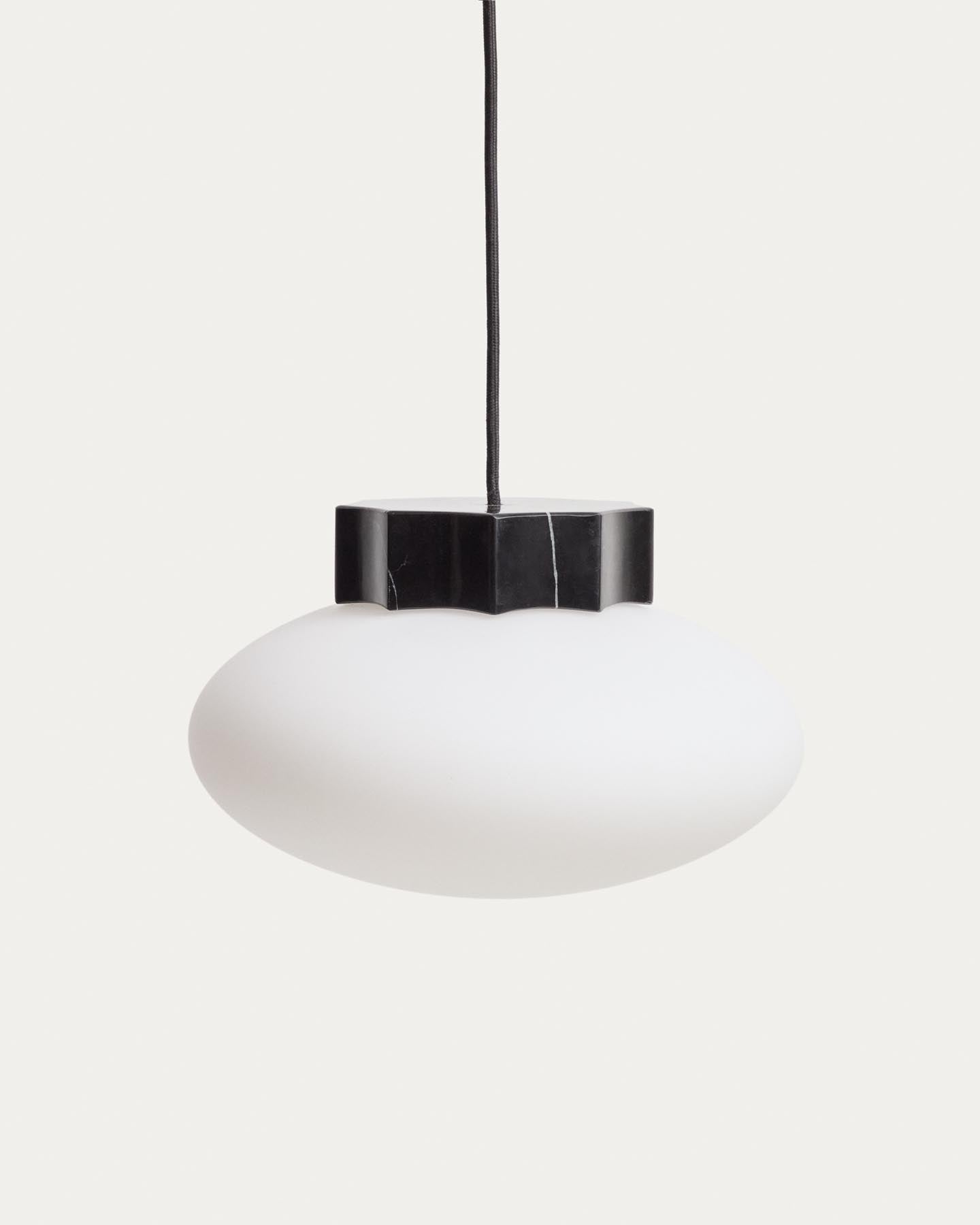 Deckenleuchte Idela aus Rauchglas und schwarzem Marmor, Ø 26 cm in Schwarz präsentiert im Onlineshop von KAQTU Design AG. Deckenleuchte ist von Kave Home