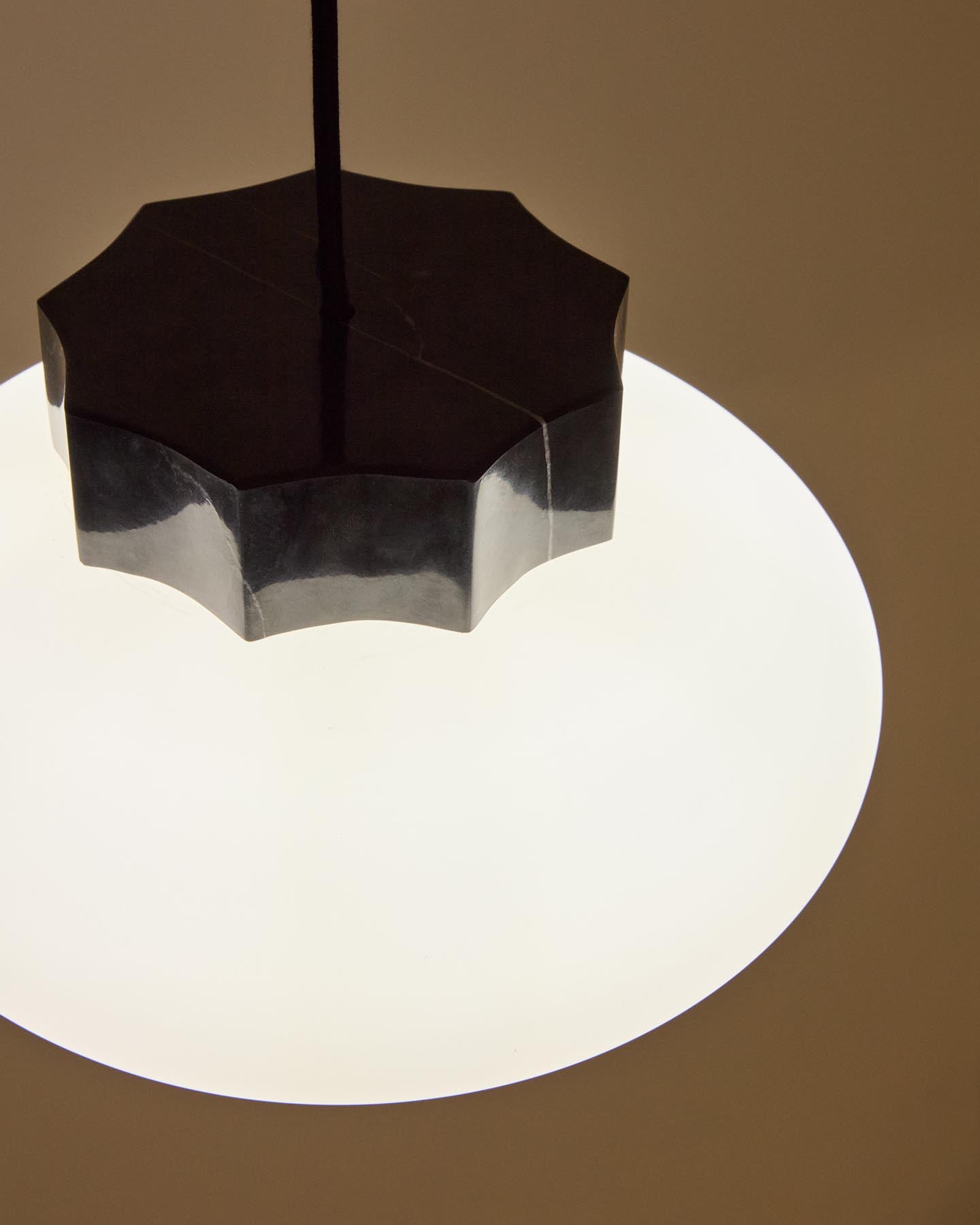 Deckenleuchte Idela aus Rauchglas und schwarzem Marmor, Ø 26 cm in Schwarz präsentiert im Onlineshop von KAQTU Design AG. Deckenleuchte ist von Kave Home