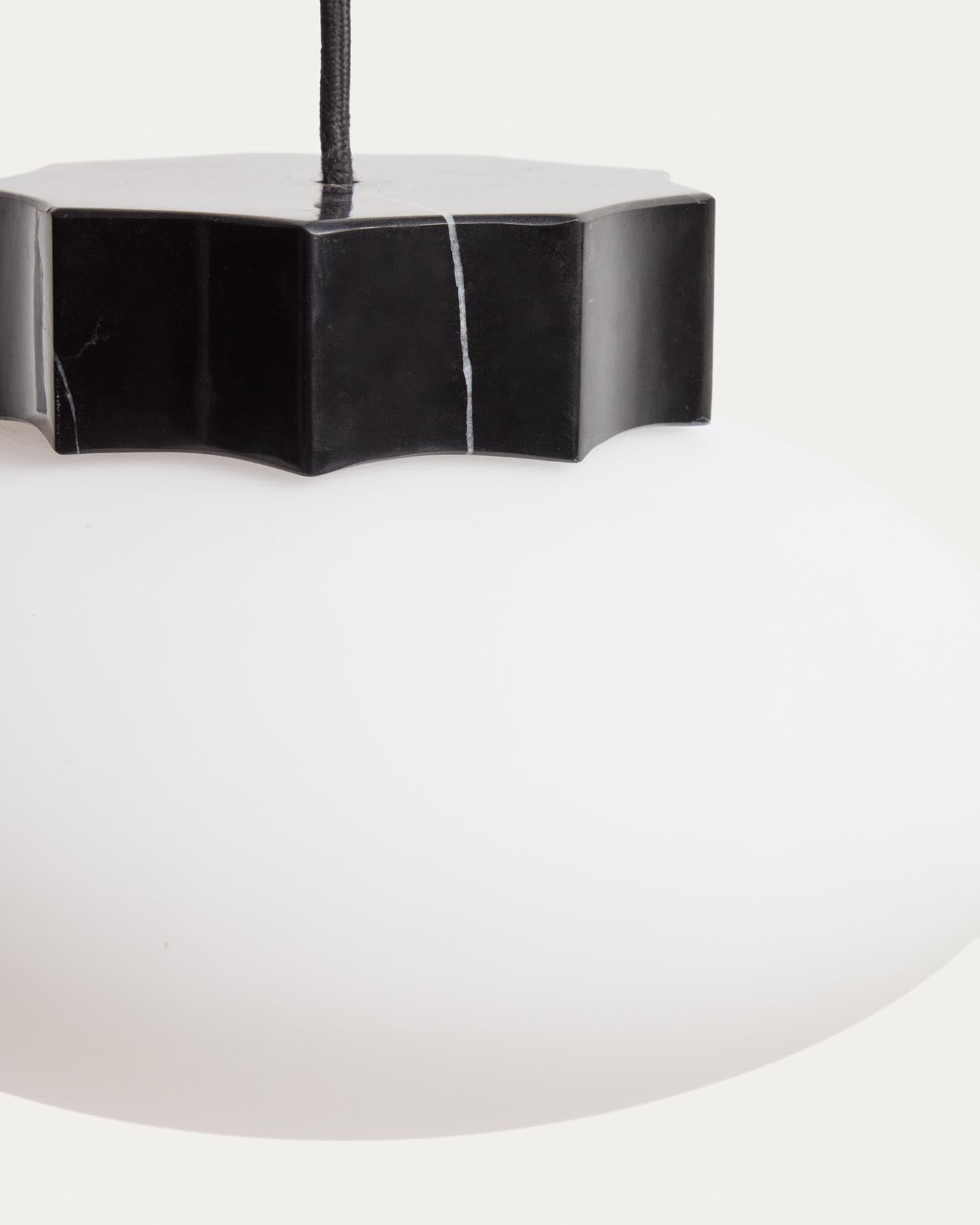 Deckenleuchte Idela aus Rauchglas und schwarzem Marmor, Ø 26 cm in Schwarz präsentiert im Onlineshop von KAQTU Design AG. Deckenleuchte ist von Kave Home