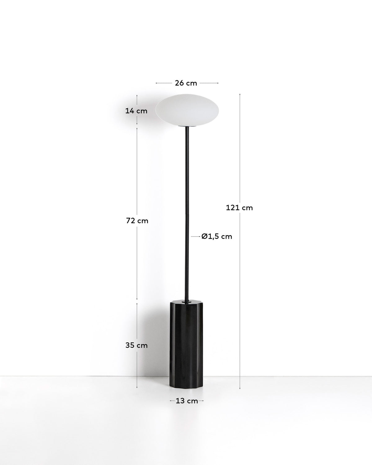 Stehlampe Idela aus Rauchglas und schwarzem Marmor in Schwarz präsentiert im Onlineshop von KAQTU Design AG. Stehleuchte ist von Kave Home