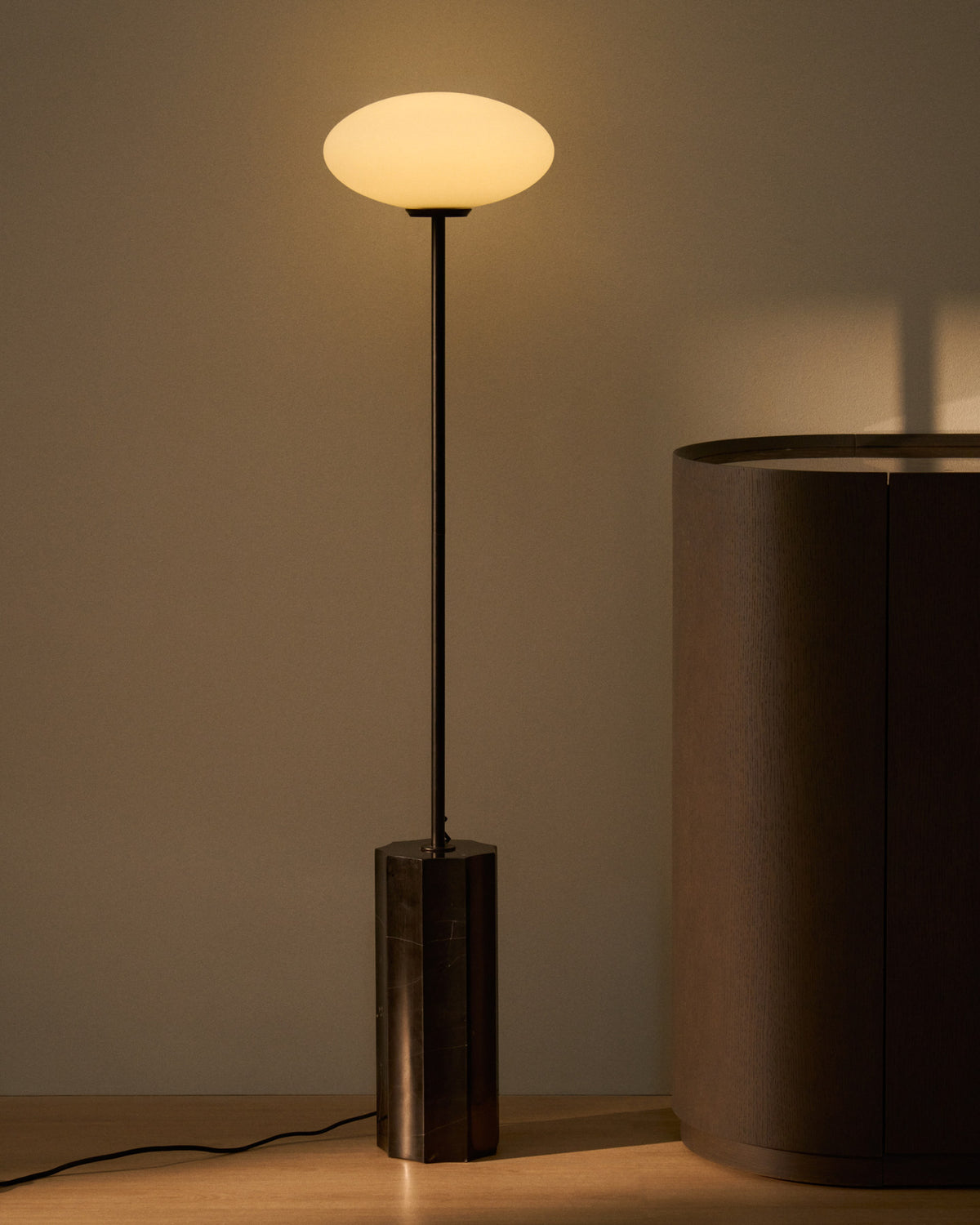 Stehlampe Idela aus Rauchglas und schwarzem Marmor in Schwarz präsentiert im Onlineshop von KAQTU Design AG. Stehleuchte ist von Kave Home
