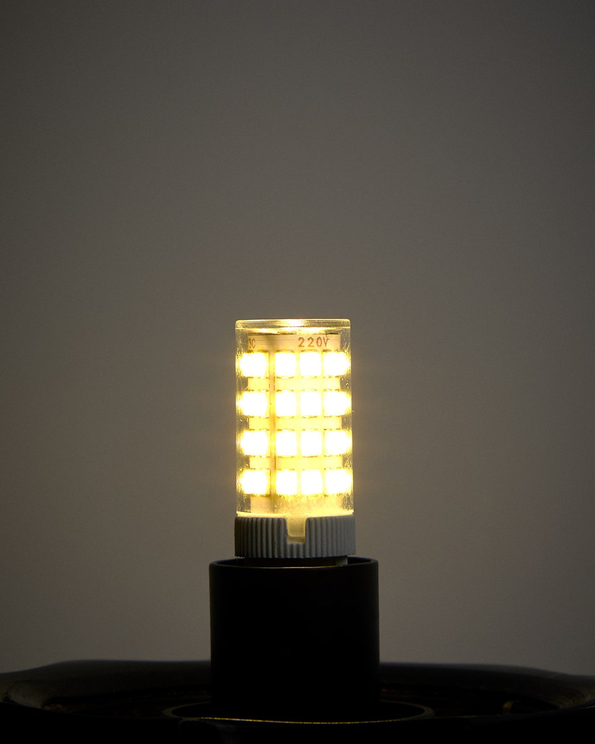 Zwei transparente LED-Lampen G9 aus dem Set Bulb von Kave Home, kompakte Glühbirnenform mit Durchmesser 2 cm und Höhe 6 cm.