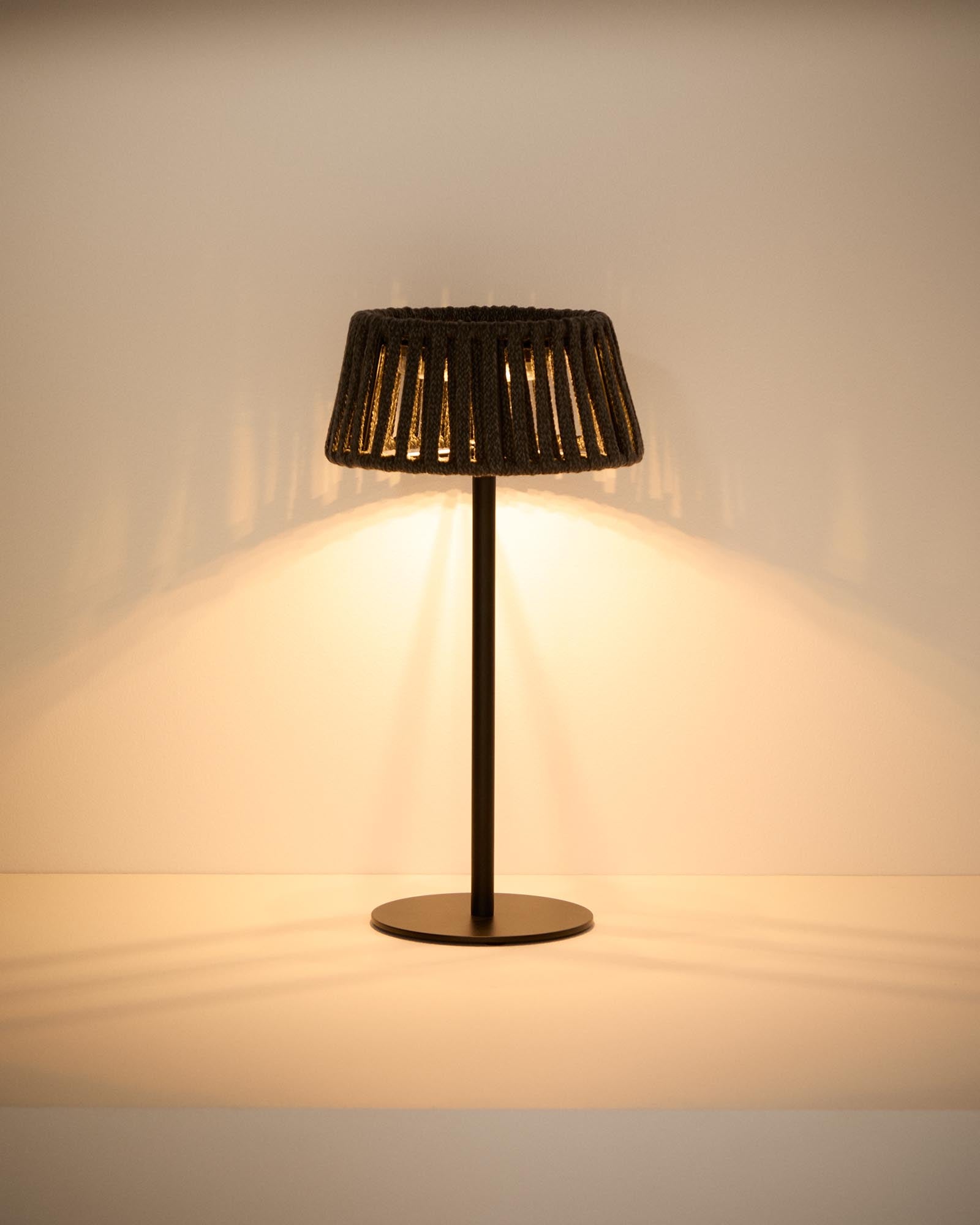 Elegante Outdoor-Solar-Tischlampe Aldet mit innovativem Seil-Design und robustem Metallfuß, ideal für gemütliche Abende im Garten.