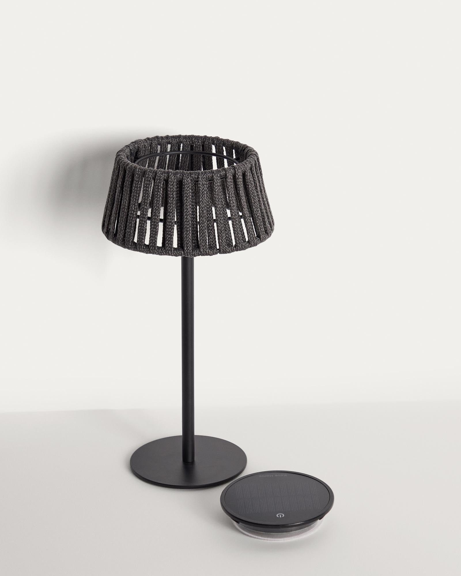 Moderne Outdoor-Solar-Tischlampe Aldet mit elegantem Seil-Design und robustem Metallfuß, ideal für stimmungsvolle Abende im Freien.