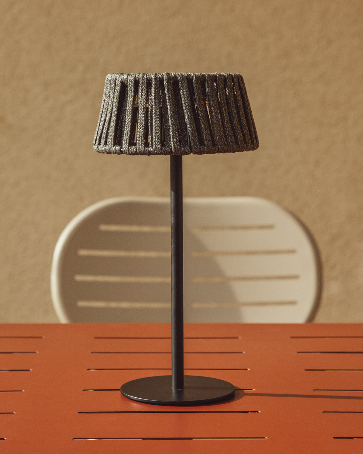 Outdoor-Solar-Tischlampe Aldet aus flachem Seil mit schwarzem Metallfuss in Schwarz präsentiert im Onlineshop von KAQTU Design AG. Outdoor Tischleuchte ist von Kave Home