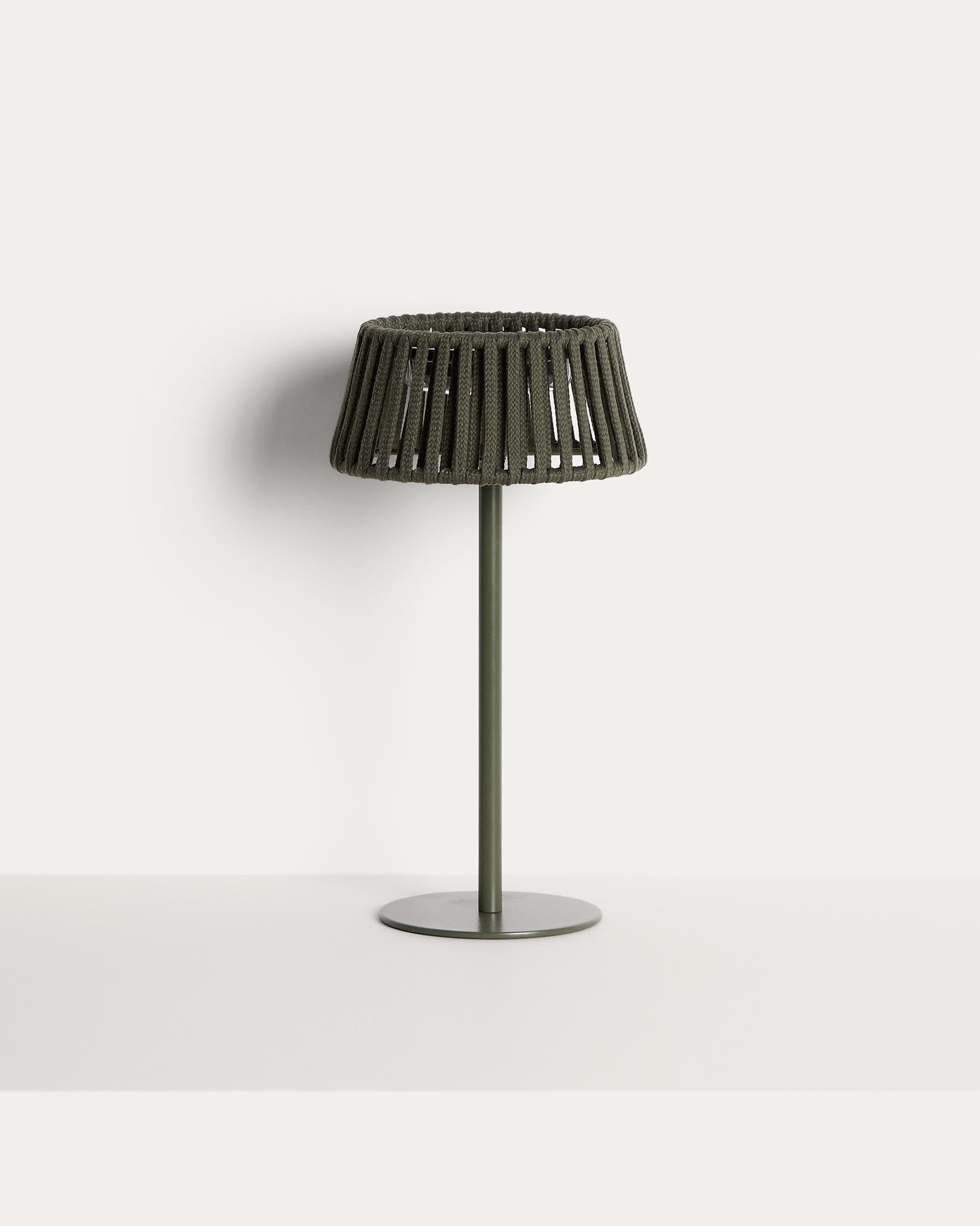 Outdoor-Solar-Tischlampe Aldet aus flachem Seil mit grünem Metallfuss in Grün präsentiert im Onlineshop von KAQTU Design AG. Outdoor Tischleuchte ist von Kave Home