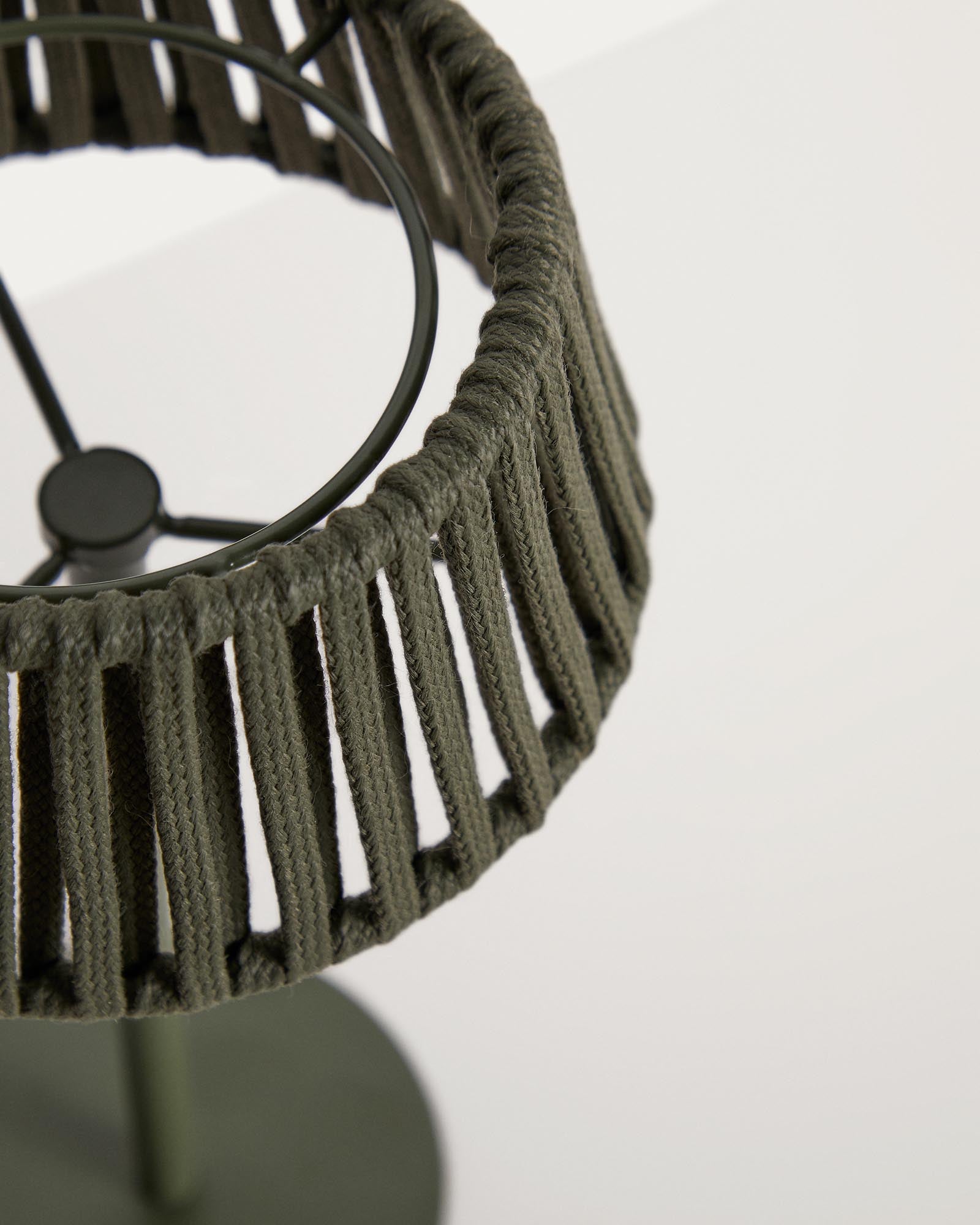 Stilvolle Outdoor-Solar-Tischlampe Aldet mit grünem Metallfuß und innovativem Seil-Design, ideal für gemütliche Abende im Garten.