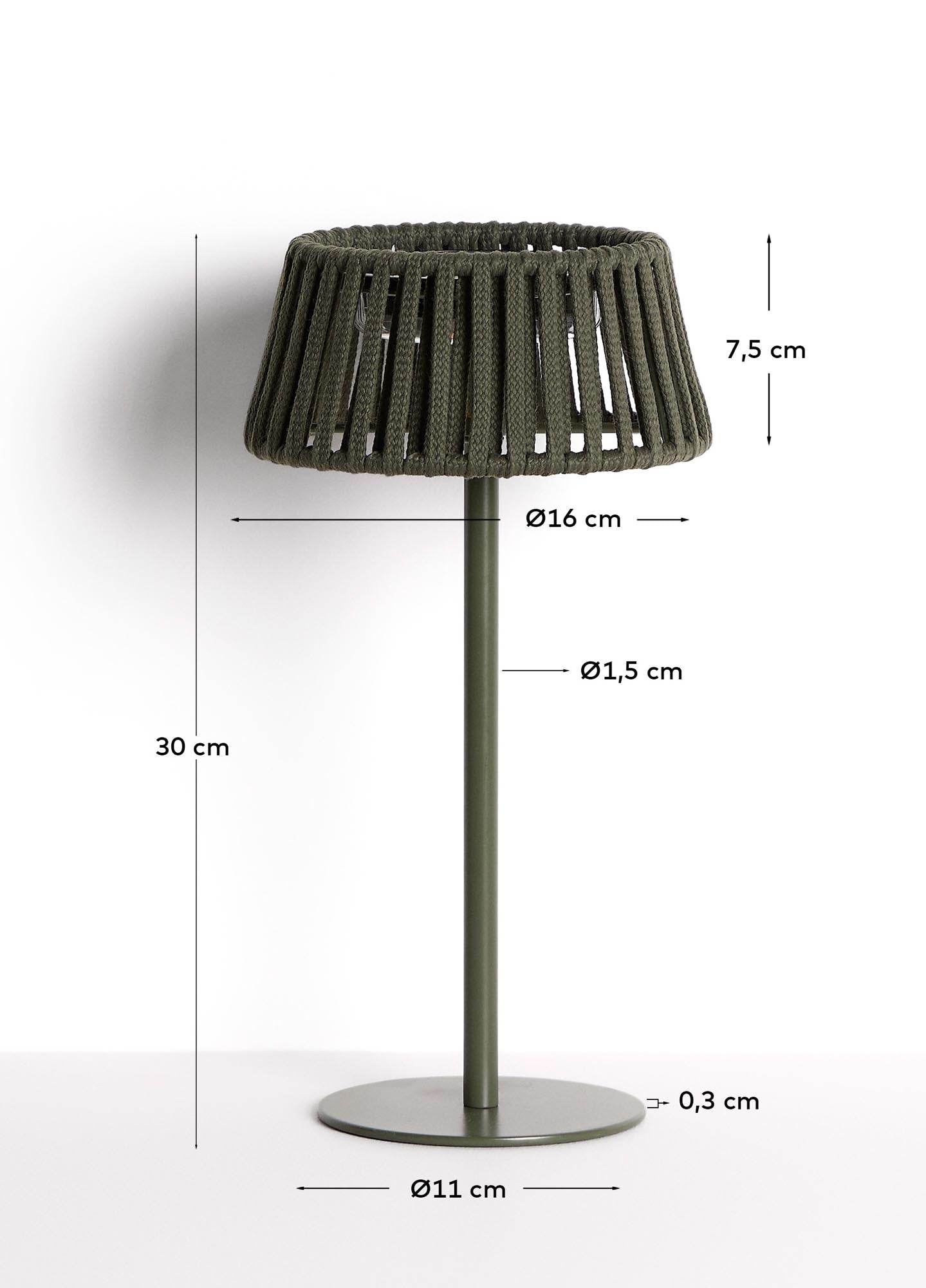 Stylische Outdoor-Solar-Tischlampe Aldet mit grünem Metallfuß und innovativem Seil-Design, ideal für gemütliche Abende im Garten.