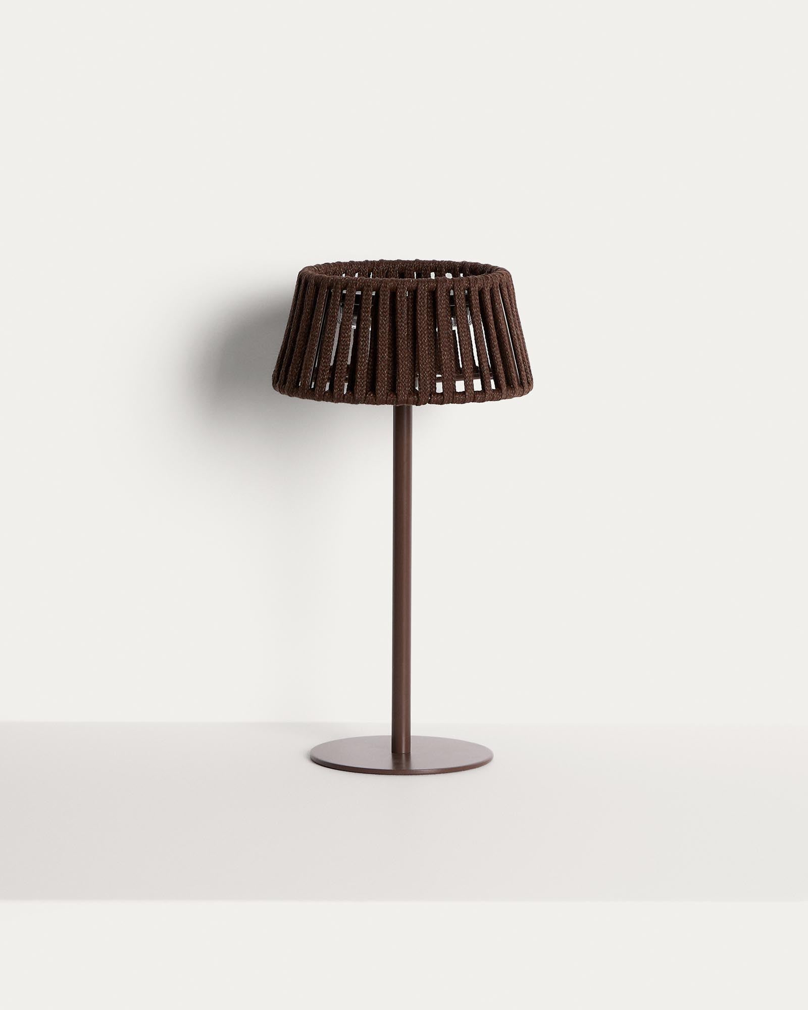 Outdoor-Solar-Tischlampe Aldet aus flachem Seil mit braunem Metallfuss in Dunkelbraun präsentiert im Onlineshop von KAQTU Design AG. Outdoor Tischleuchte ist von Kave Home