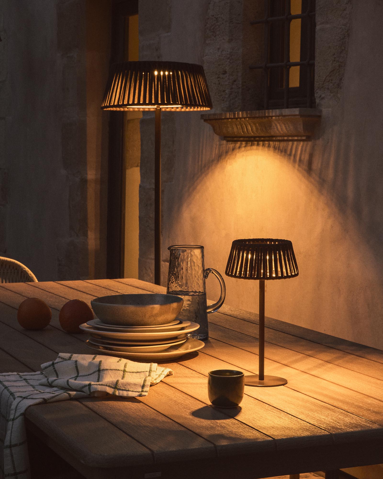 Stimmungsvolle Outdoor-Solar-Tischlampe Aldet mit elegantem Seil-Design und robustem braunem Metallfuß, ideal für Garten und Terrasse.