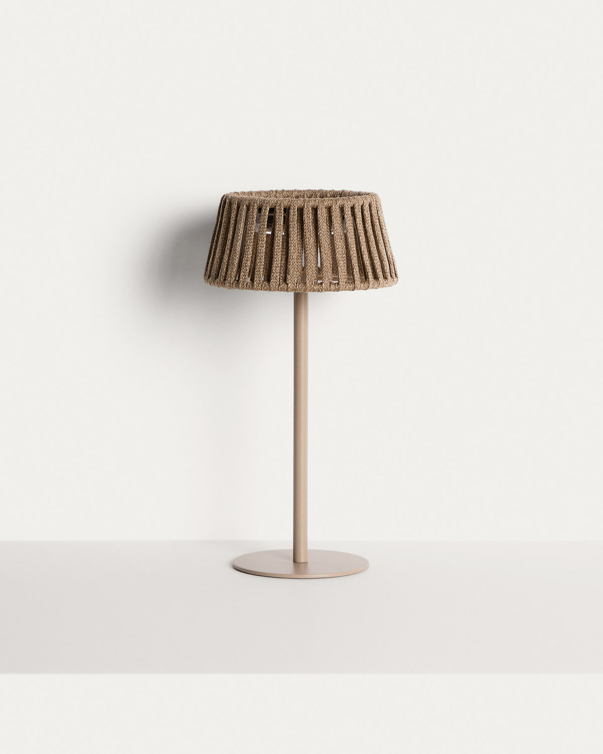Outdoor-Solar-Tischlampe Aldet aus flachem Seil mit beigem Metallfuss in Hellgrau präsentiert im Onlineshop von KAQTU Design AG. Outdoor Tischleuchte ist von Kave Home