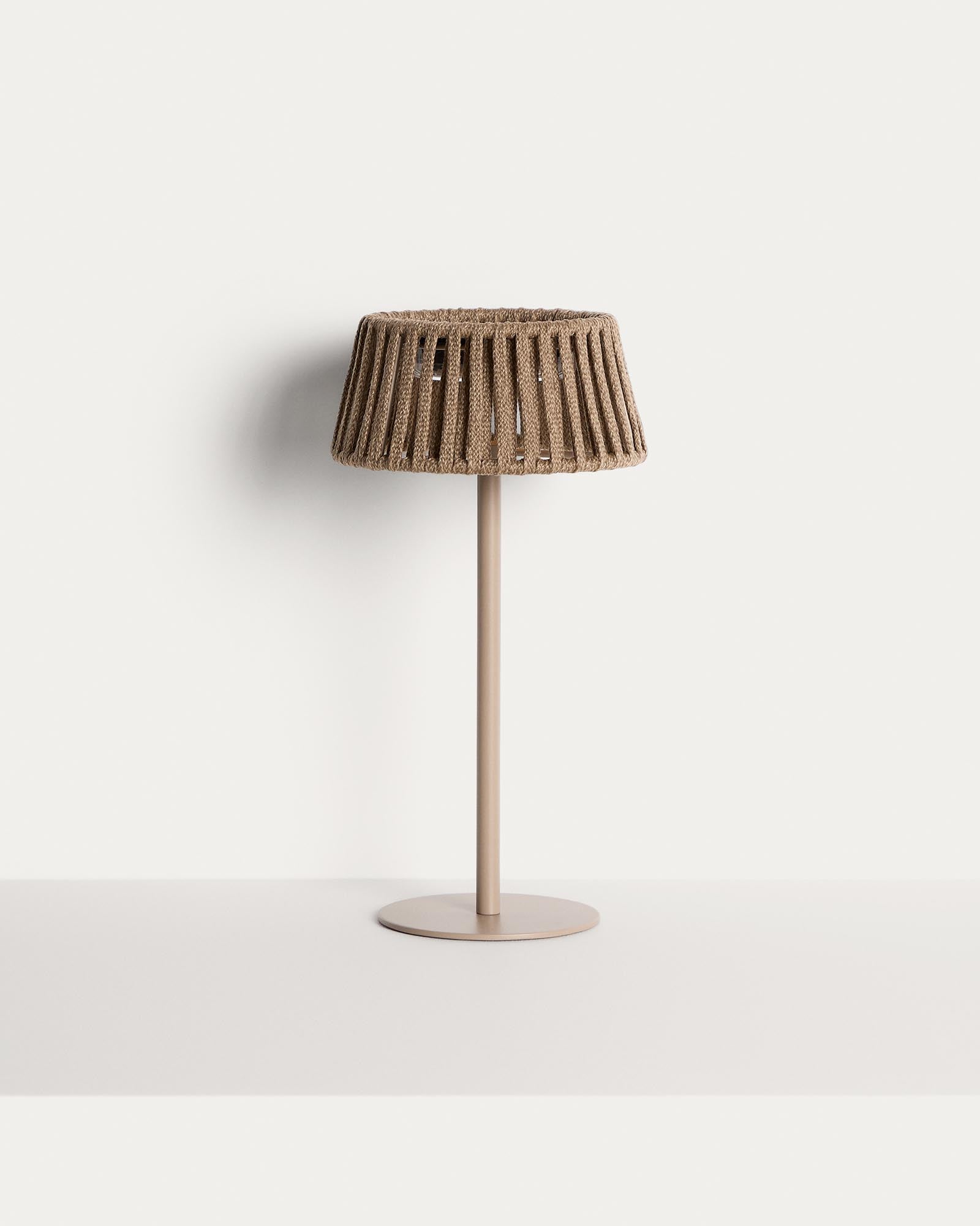 Outdoor-Solar-Tischlampe Aldet aus flachem Seil mit beigem Metallfuss in Hellgrau präsentiert im Onlineshop von KAQTU Design AG. Outdoor Tischleuchte ist von Kave Home