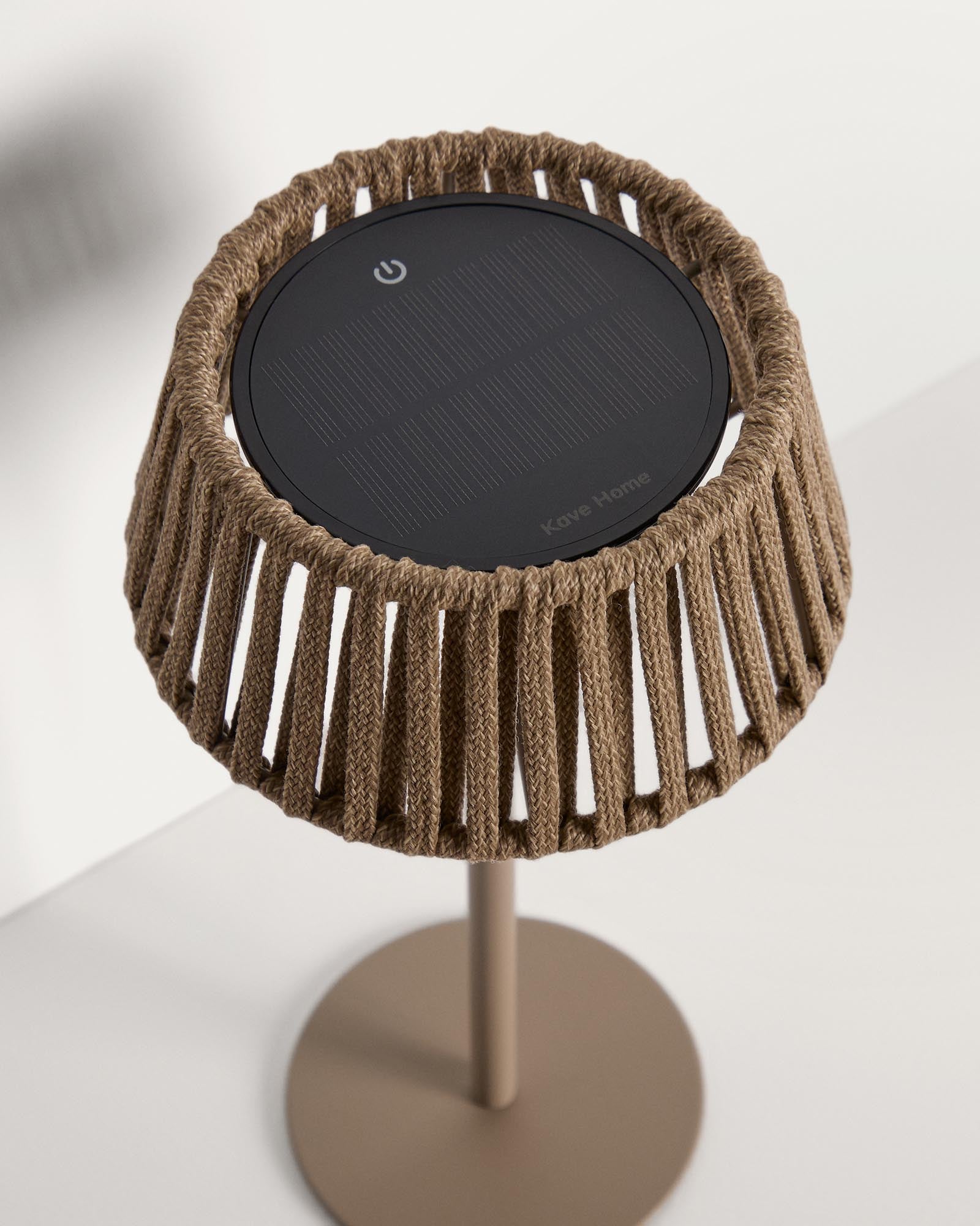 Elegante Solar-Tischlampe Aldet aus geflochtenem Seil und beigem Metallfuß, perfekt für stimmungsvolle Abende im Garten oder auf der Terrasse.