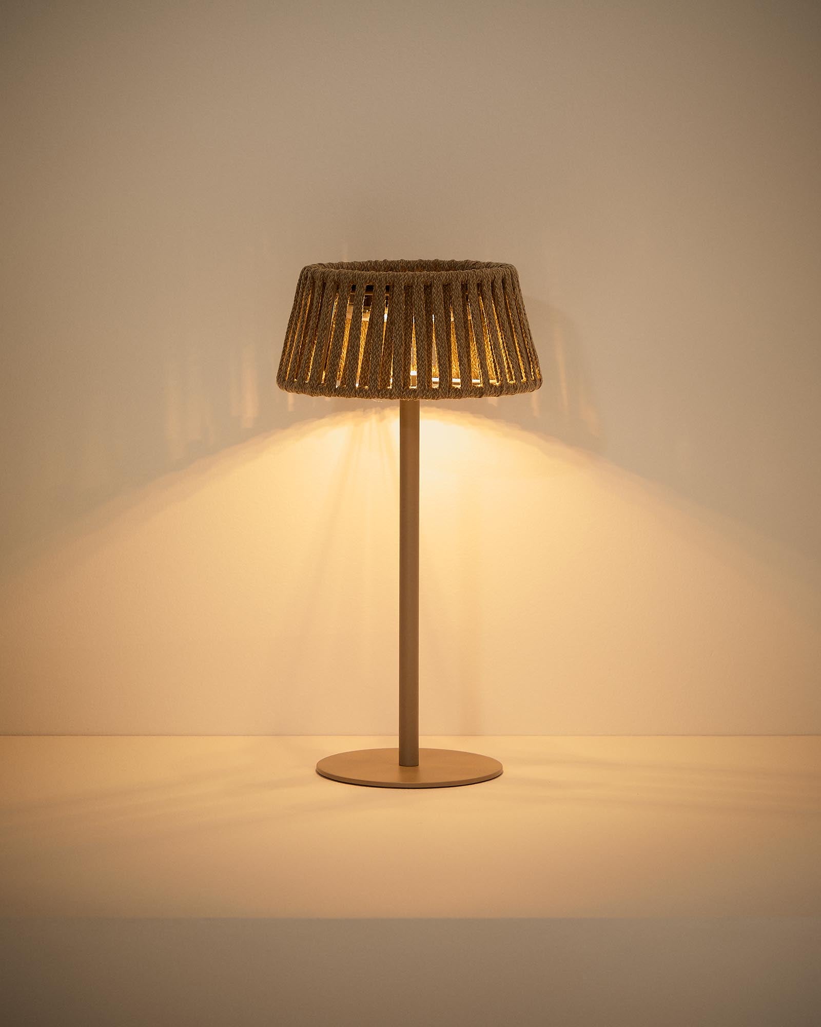 Elegante Solar-Tischlampe Aldet für den Außenbereich, gefertigt aus flachem Seil und mit einem beigen Metallfuß, perfekt für stimmungsvolle Nächte.