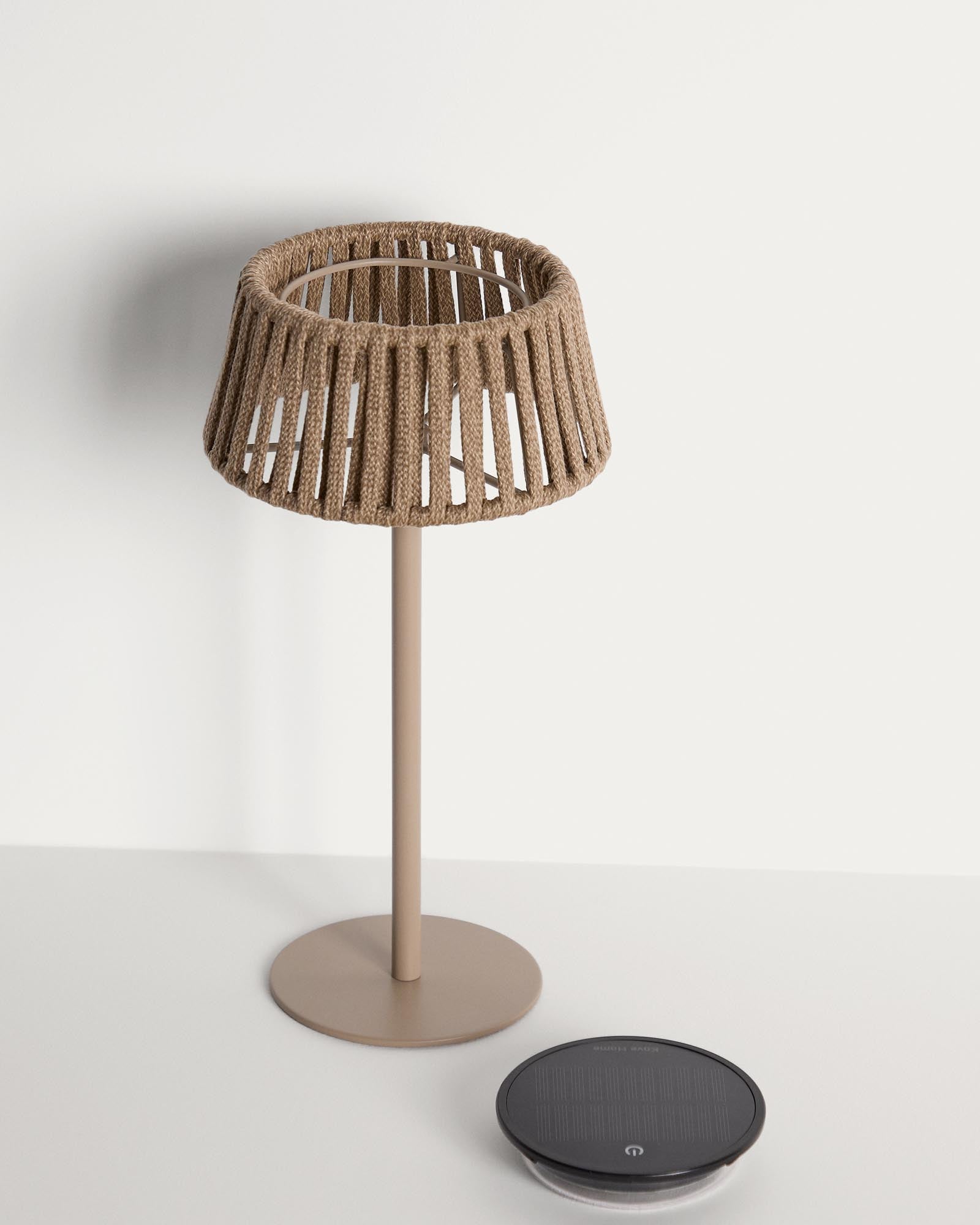 Moderne Solar-Tischlampe Aldet mit elegantem Seil-Design und beigem Metallfuß, perfekt für stimmungsvolle Nächte im Garten.