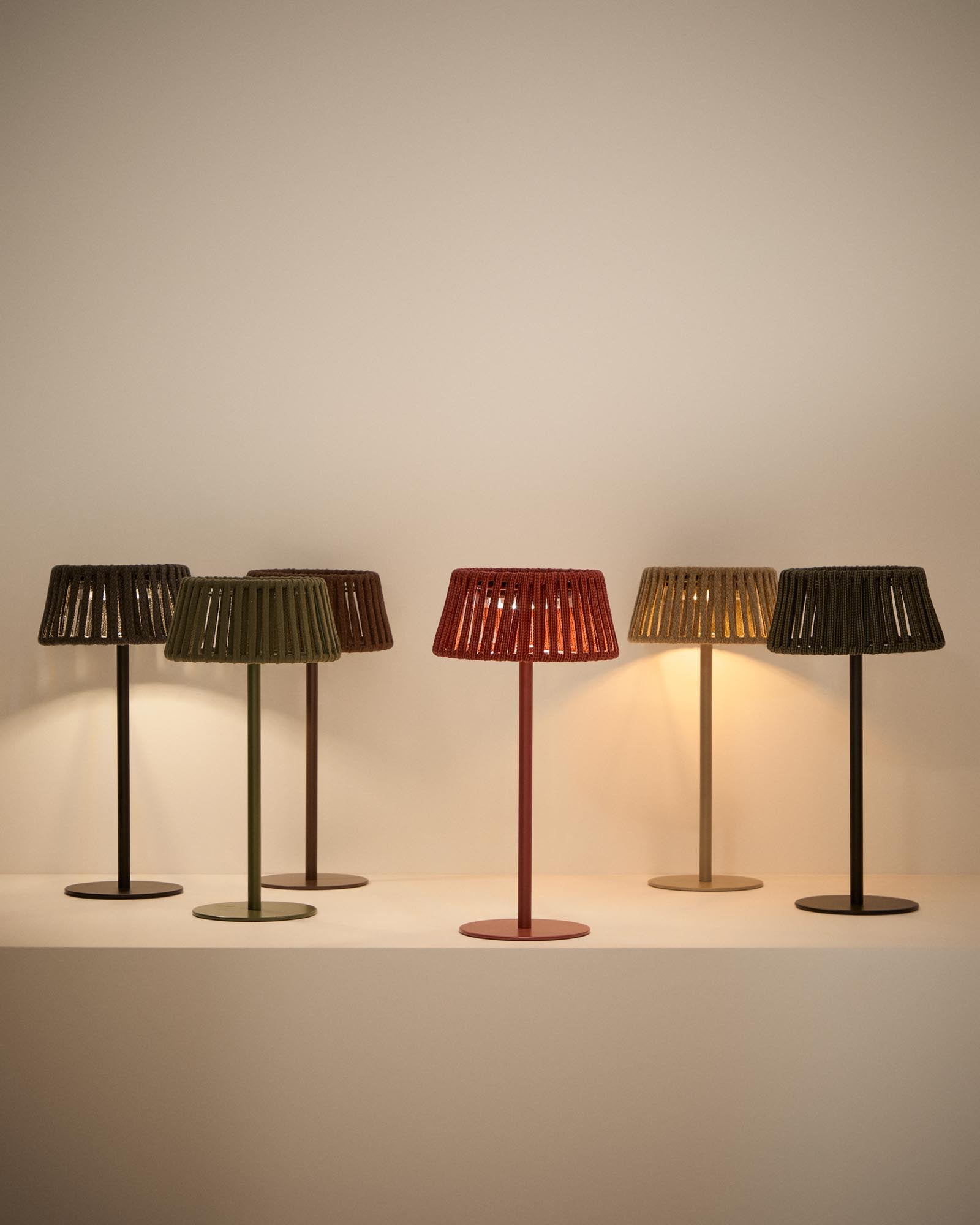 Stilvolle Outdoor-Solar-Tischlampe Aldet aus geflochtenem Seil und beigem Metallfuß, ideal für gemütliche Abende im Freien.