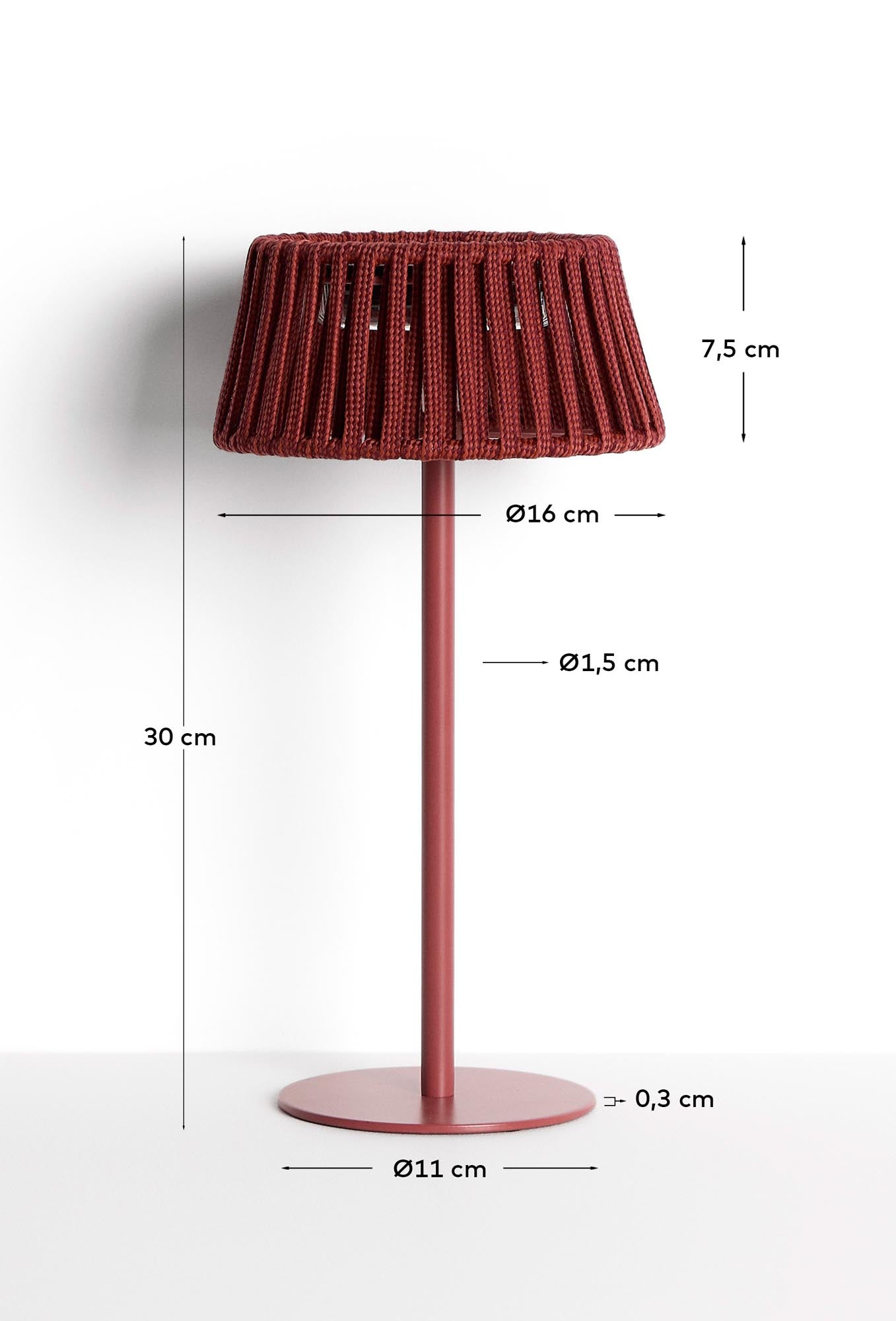 Stylische Solar-Tischlampe Aldet aus flachem Seil mit einem warmen terrakottafarbenen Metallfuß, perfekt für gemütliche Abende im Garten.