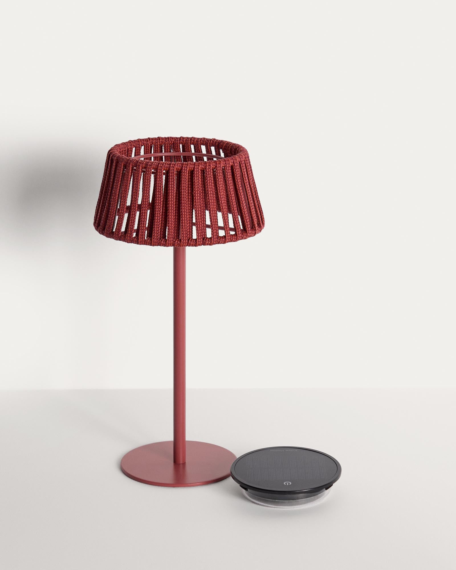 Moderne Outdoor-Solar-Tischlampe Aldet mit elegantem Seil-Design und terrakottafarbenem Metallfuß, ideal für stimmungsvolle Gartenbeleuchtung.
