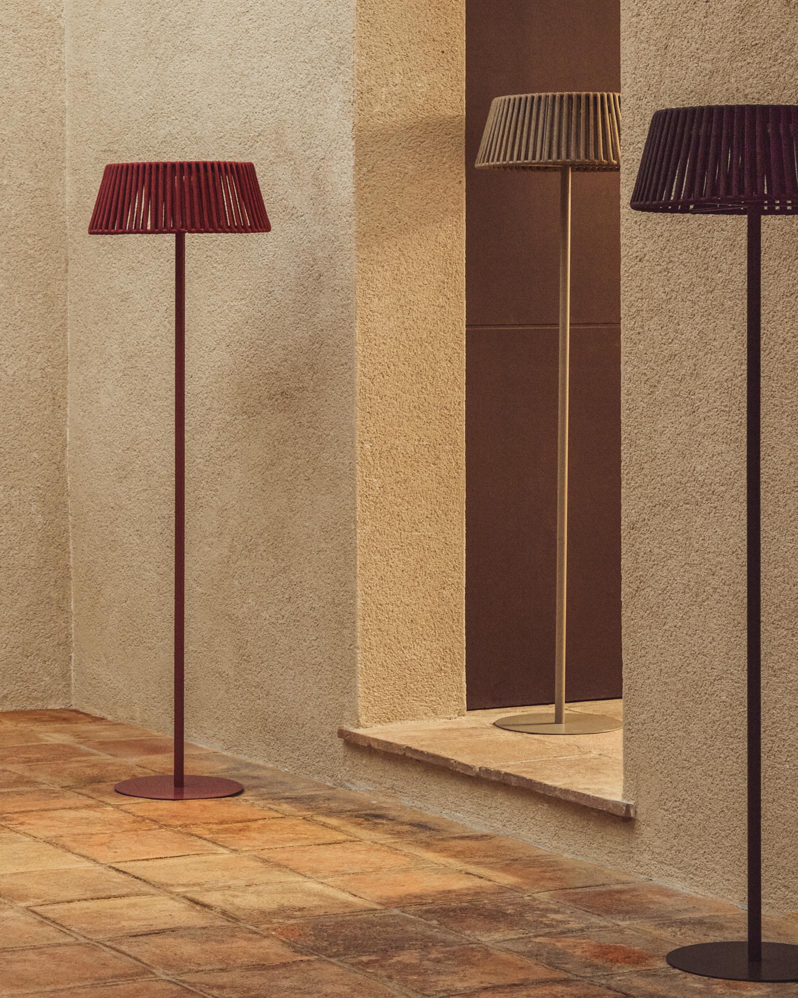 Elegante Outdoor-Solar-Stehlampe Aldet mit modernem Design aus flachem Seil und robustem Metallfuß, ideal für stimmungsvolle Beleuchtung im Garten.