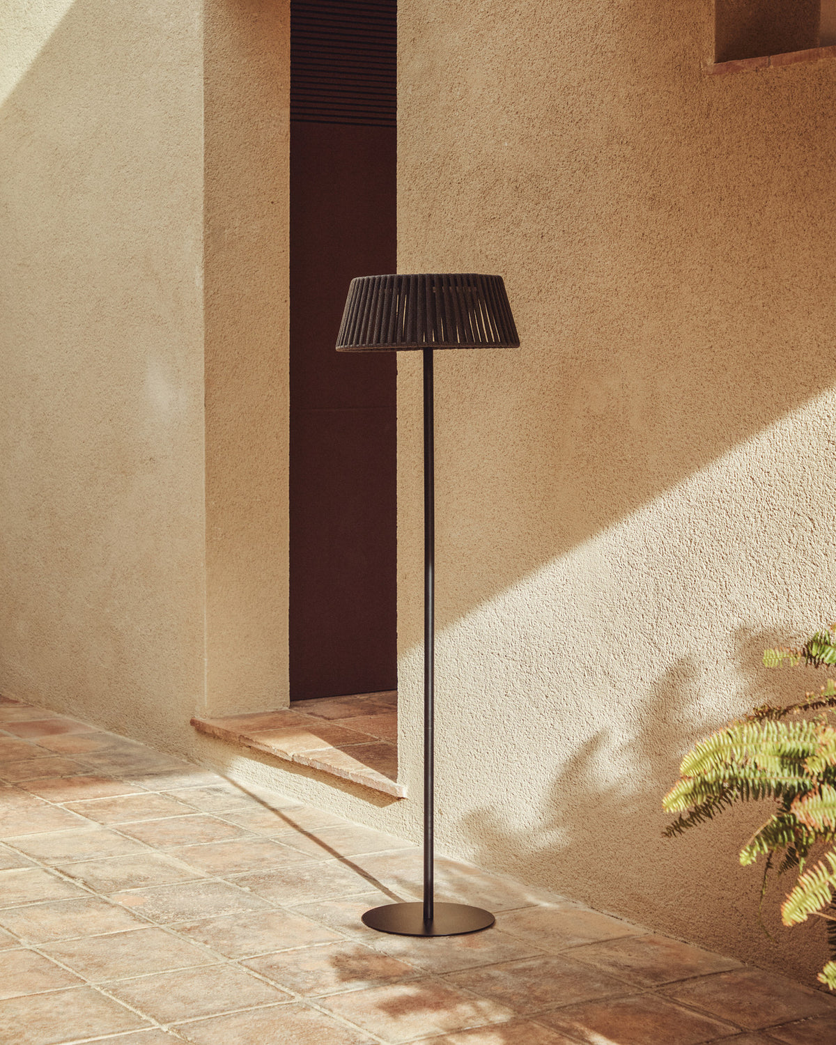 Outdoor-Solar-Stehlampe Aldet aus flachem Seil mit schwarzem Metallfuss, Ø 46 cm in Schwarz präsentiert im Onlineshop von KAQTU Design AG. Outdoor Stehleuchte ist von Kave Home