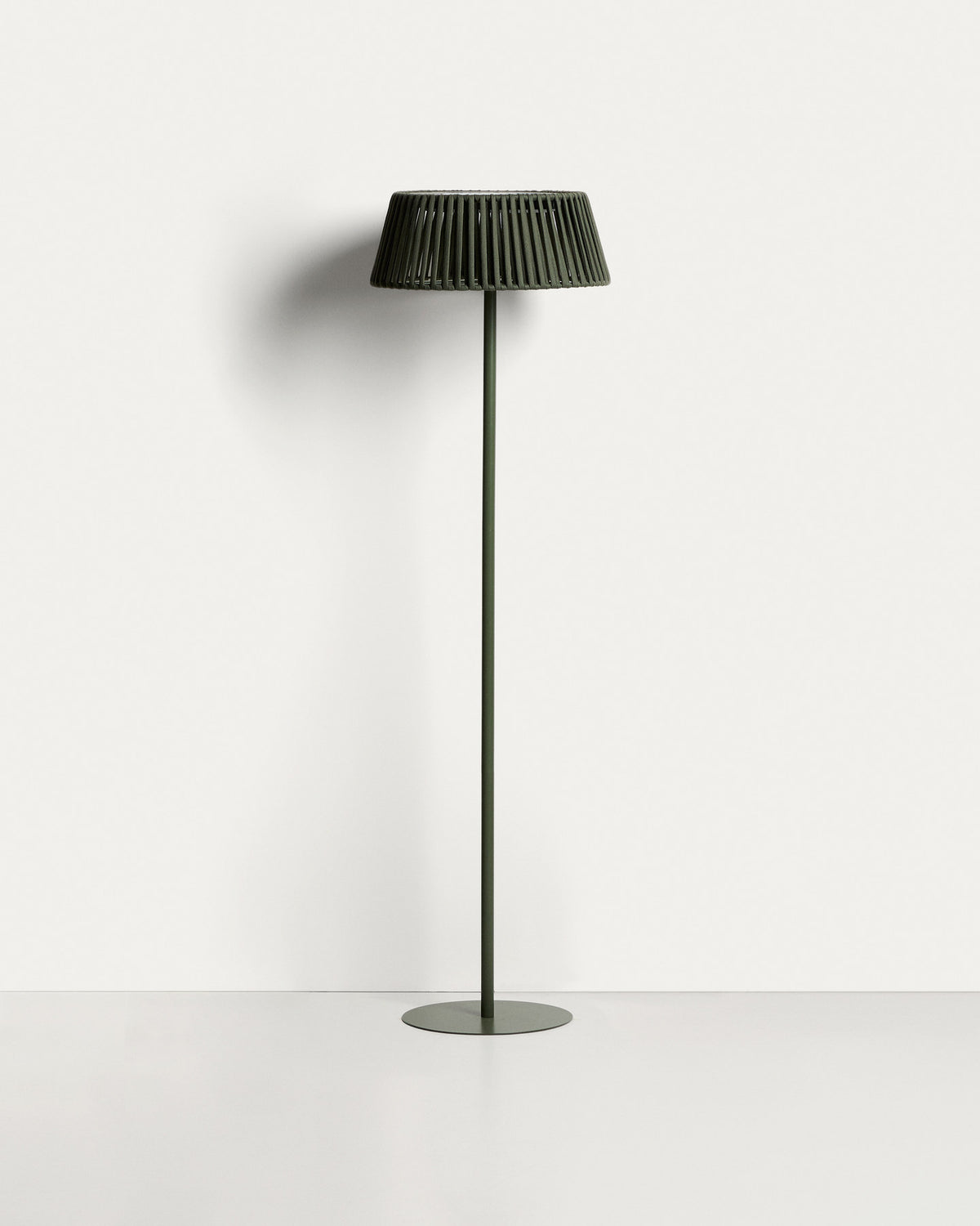 Outdoor-Solar-Stehlampe Aldet aus flachem Seil mit grünem Metallfuss, Ø 46 cm in Grün präsentiert im Onlineshop von KAQTU Design AG. Outdoor Stehleuchte ist von Kave Home