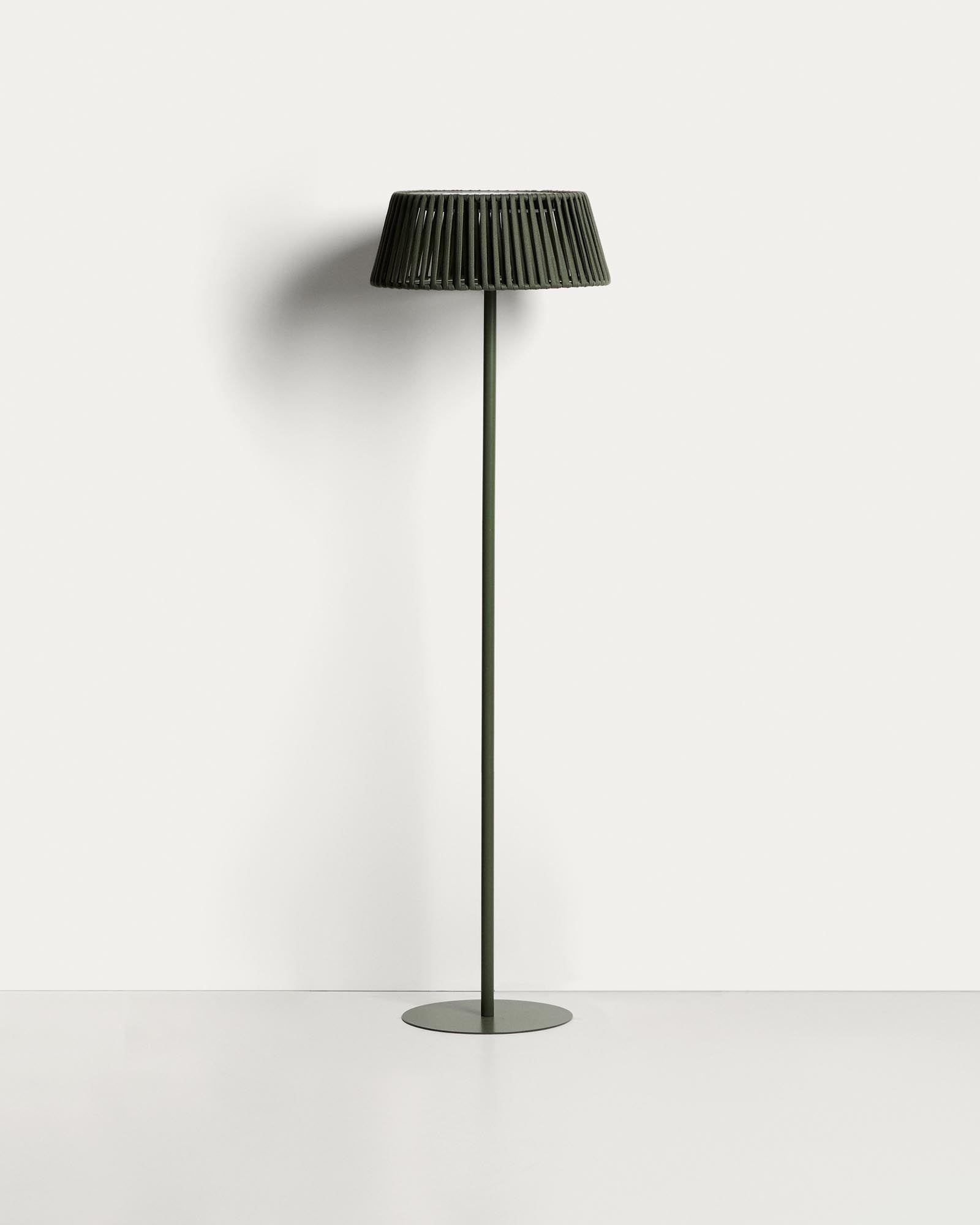 Outdoor-Solar-Stehlampe Aldet aus flachem Seil mit grünem Metallfuss, Ø 46 cm in Grün präsentiert im Onlineshop von KAQTU Design AG. Outdoor Stehleuchte ist von Kave Home