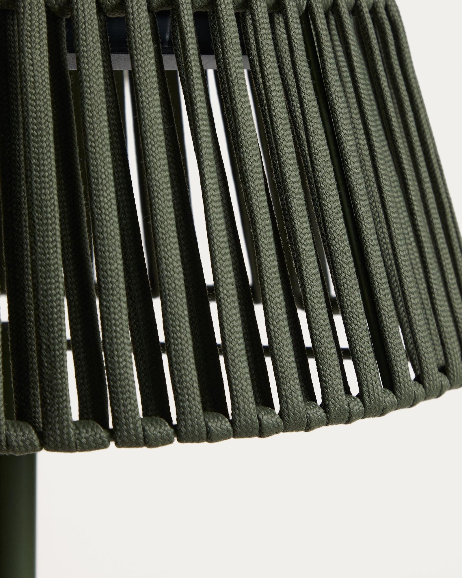 Moderne Outdoor-Solar-Stehlampe Aldet mit grünem Metallfuß und elegantem Seil-Design, Ø 46 cm, ideal für stimmungsvolle Gartenbeleuchtung.