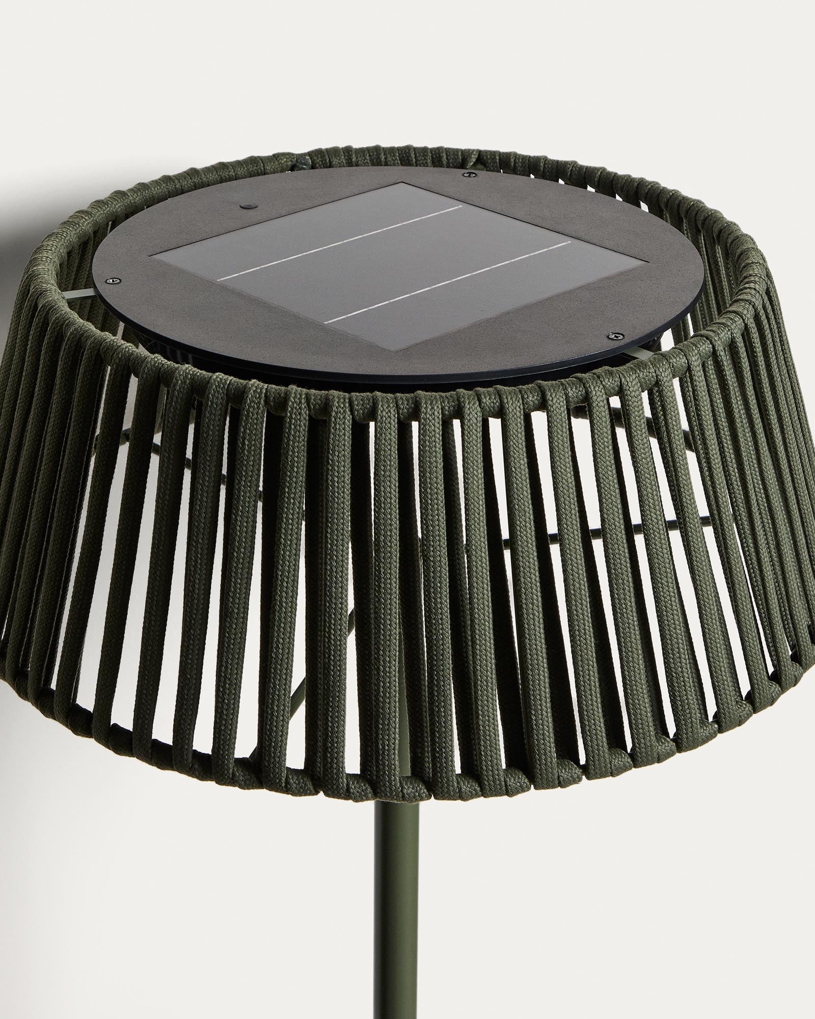 Stylische Solar-Stehlampe Aldet für den Außenbereich, mit grünem Metallfuß und flachem Seil-Design, Ø 46 cm, perfekt für gemütliche Abende im Garten.