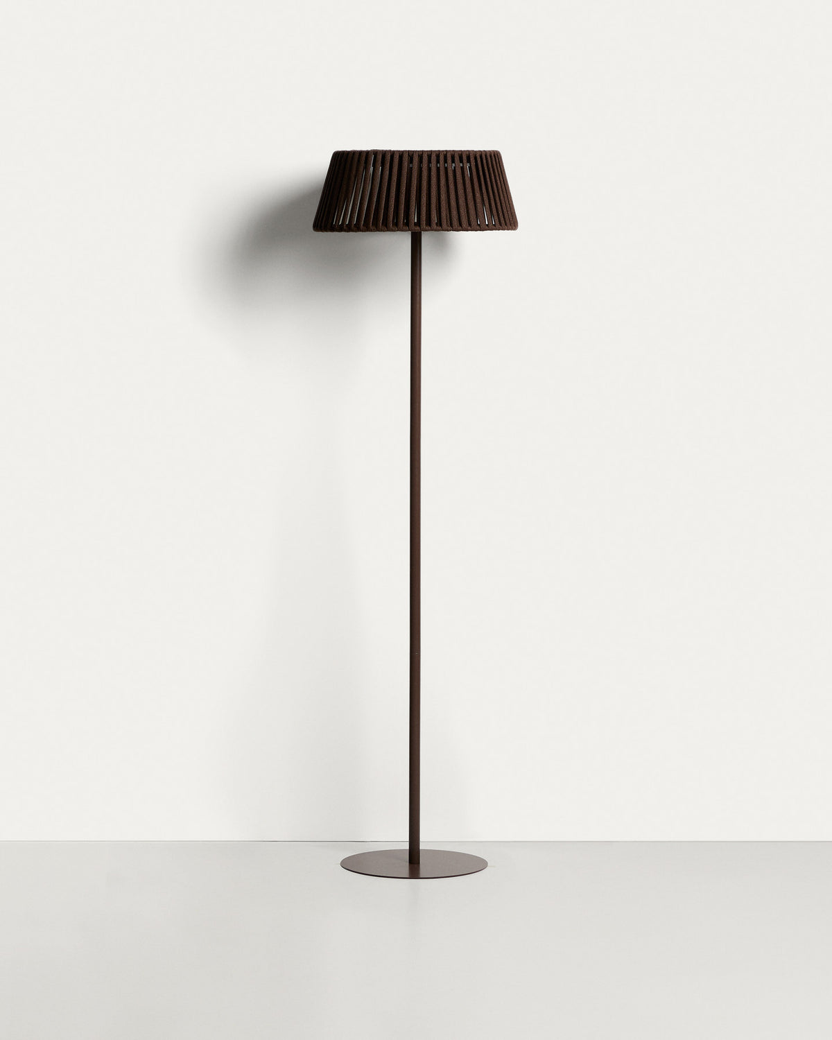 Outdoor-Solar-Stehlampe Aldet aus flachem Seil mit braunem Metallfuss, Ø 46 cm in Dunkelbraun präsentiert im Onlineshop von KAQTU Design AG. Outdoor Stehleuchte ist von Kave Home