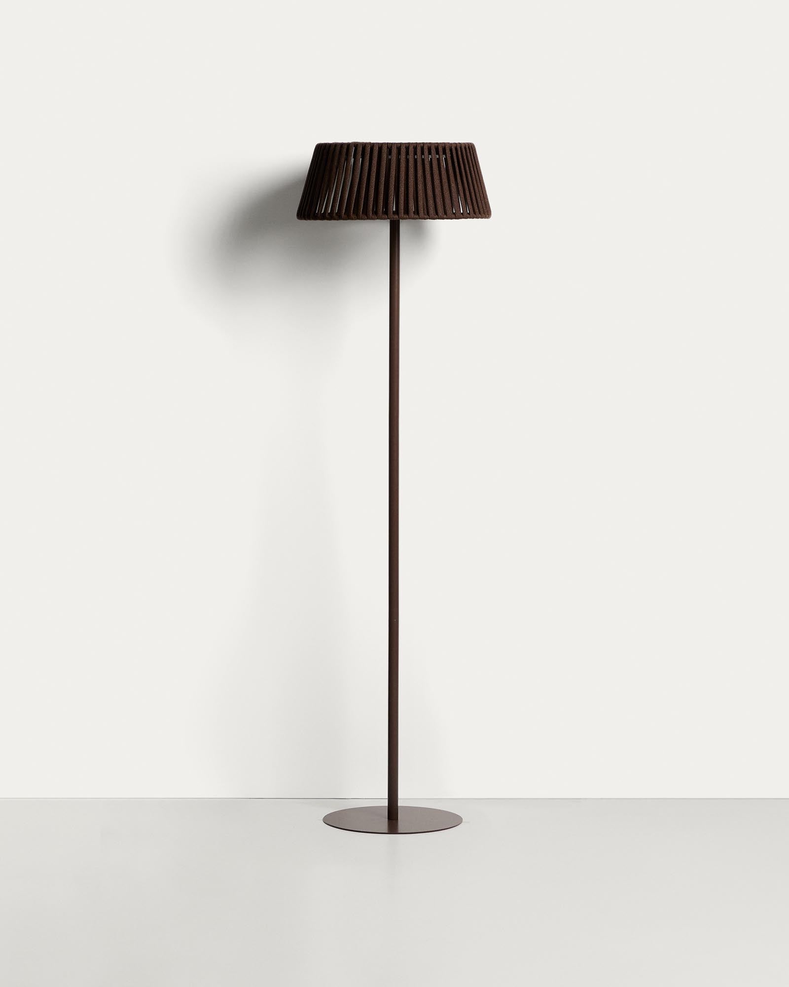 Outdoor-Solar-Stehlampe Aldet aus flachem Seil mit braunem Metallfuss, Ø 46 cm in Dunkelbraun präsentiert im Onlineshop von KAQTU Design AG. Outdoor Stehleuchte ist von Kave Home