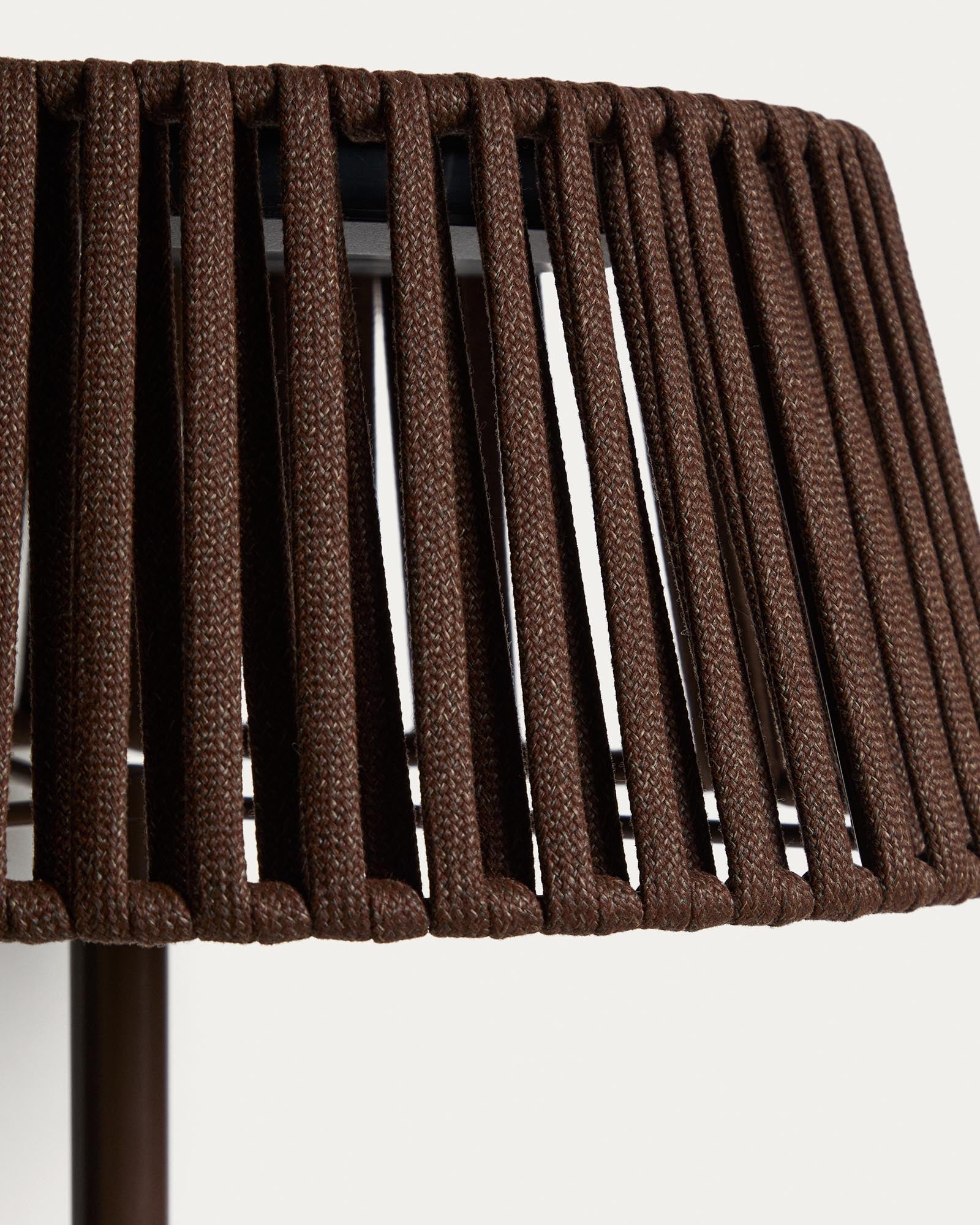 Stilvolle Solar-Stehlampe Aldet für den Außenbereich, gefertigt aus flachem Seil und mit einem stabilen braunen Metallfuß, Ø 46 cm.