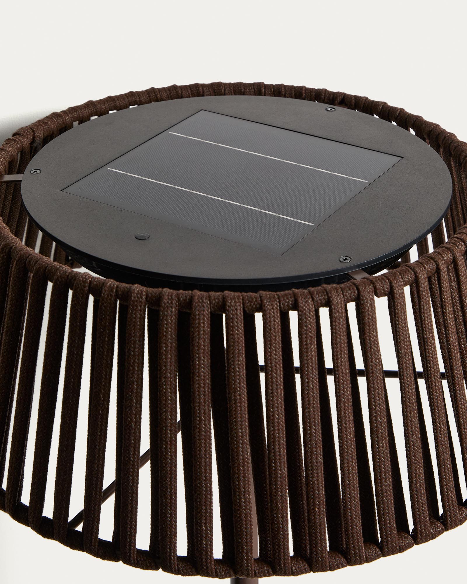 Elegante Outdoor-Solar-Stehlampe Aldet aus flachem Seil, kombiniert mit einem robusten braunen Metallfuß, Durchmesser 46 cm, ideal für Garten und Terrasse.