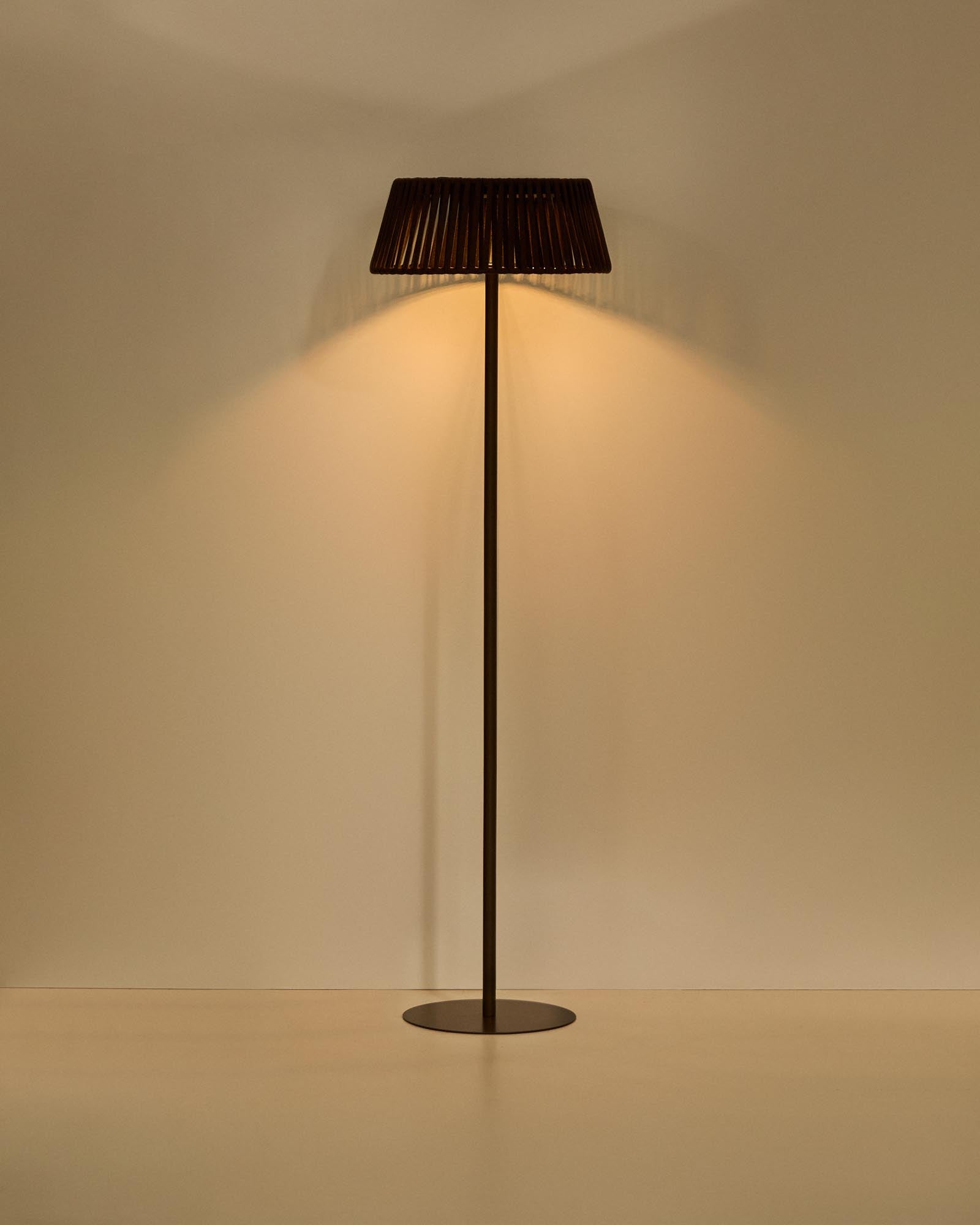 Stilvolle Solar-Stehlampe Aldet für den Außenbereich, gefertigt aus flachem Seil und einem stabilen braunen Metallfuß, Ø 46 cm, perfekt für entspannte Abende im Freien.
